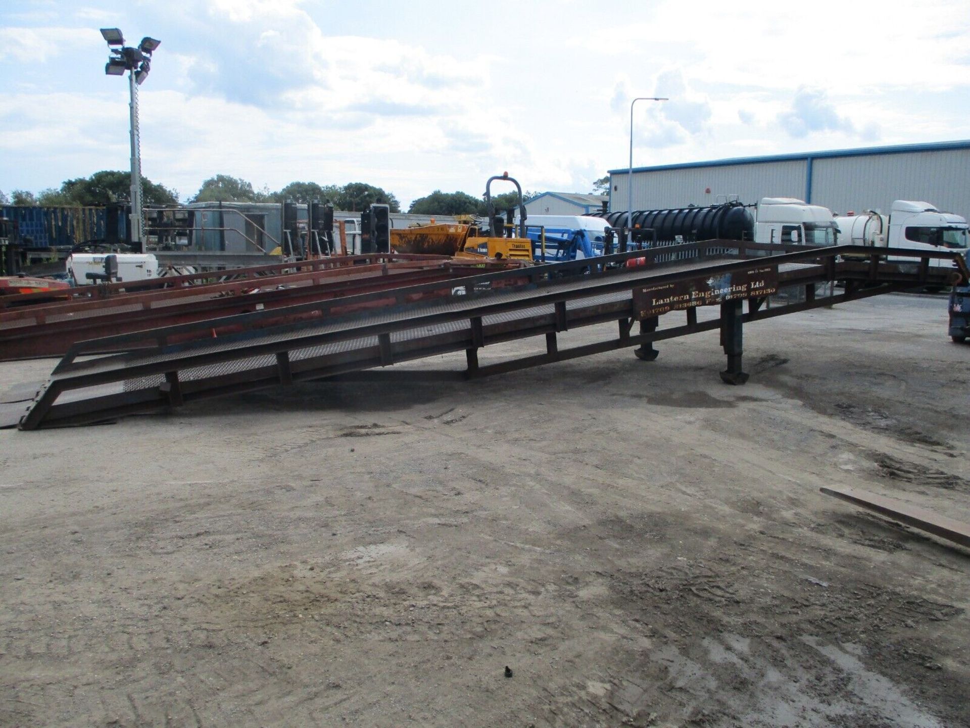 LANTERN CONTAINER LOADING RAMP