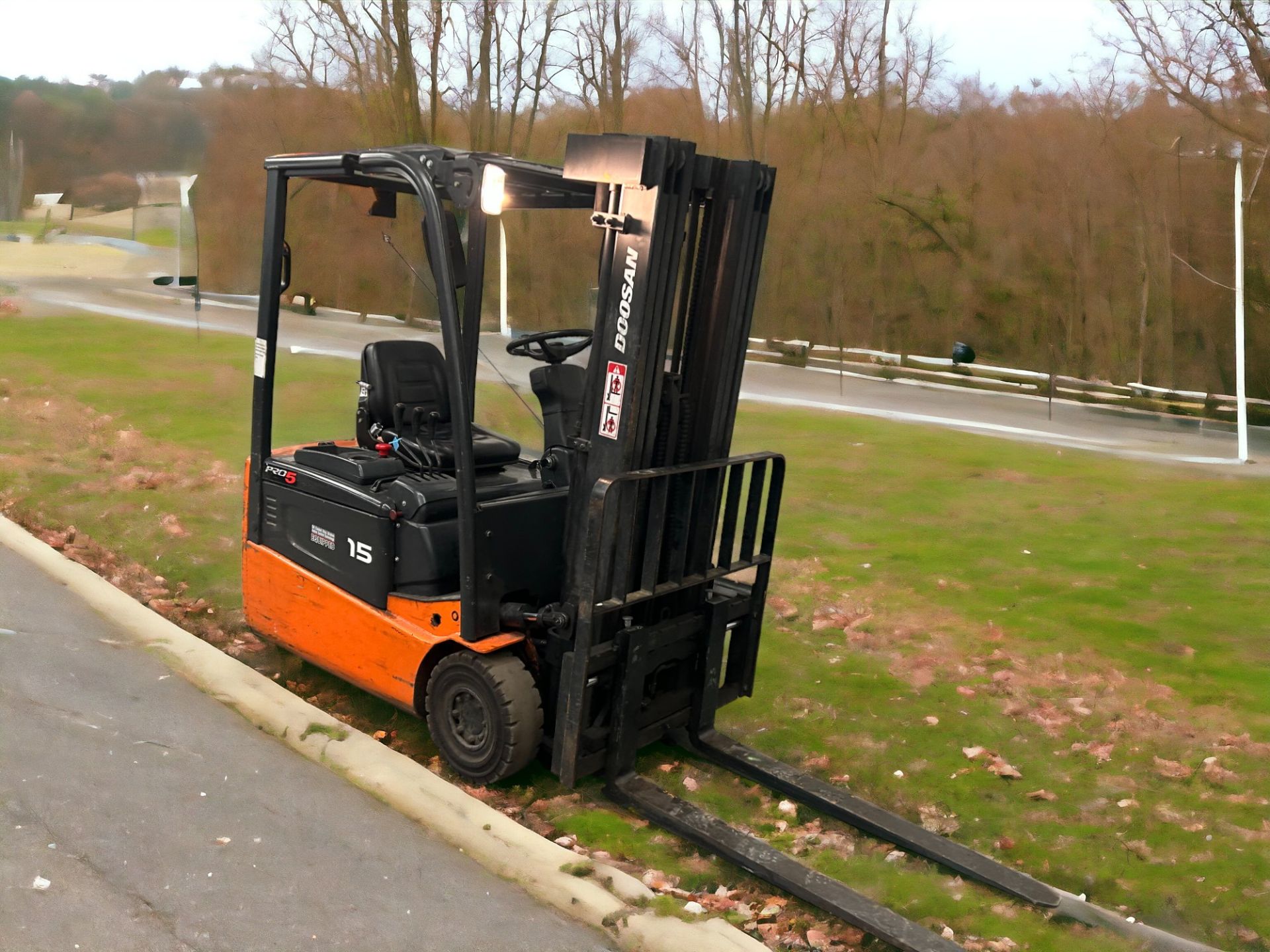 DOOSAN B15T-5 ELECTRIC FORKLIFT - 2008 **(INCLUDES CHARGER)** - Image 4 of 6