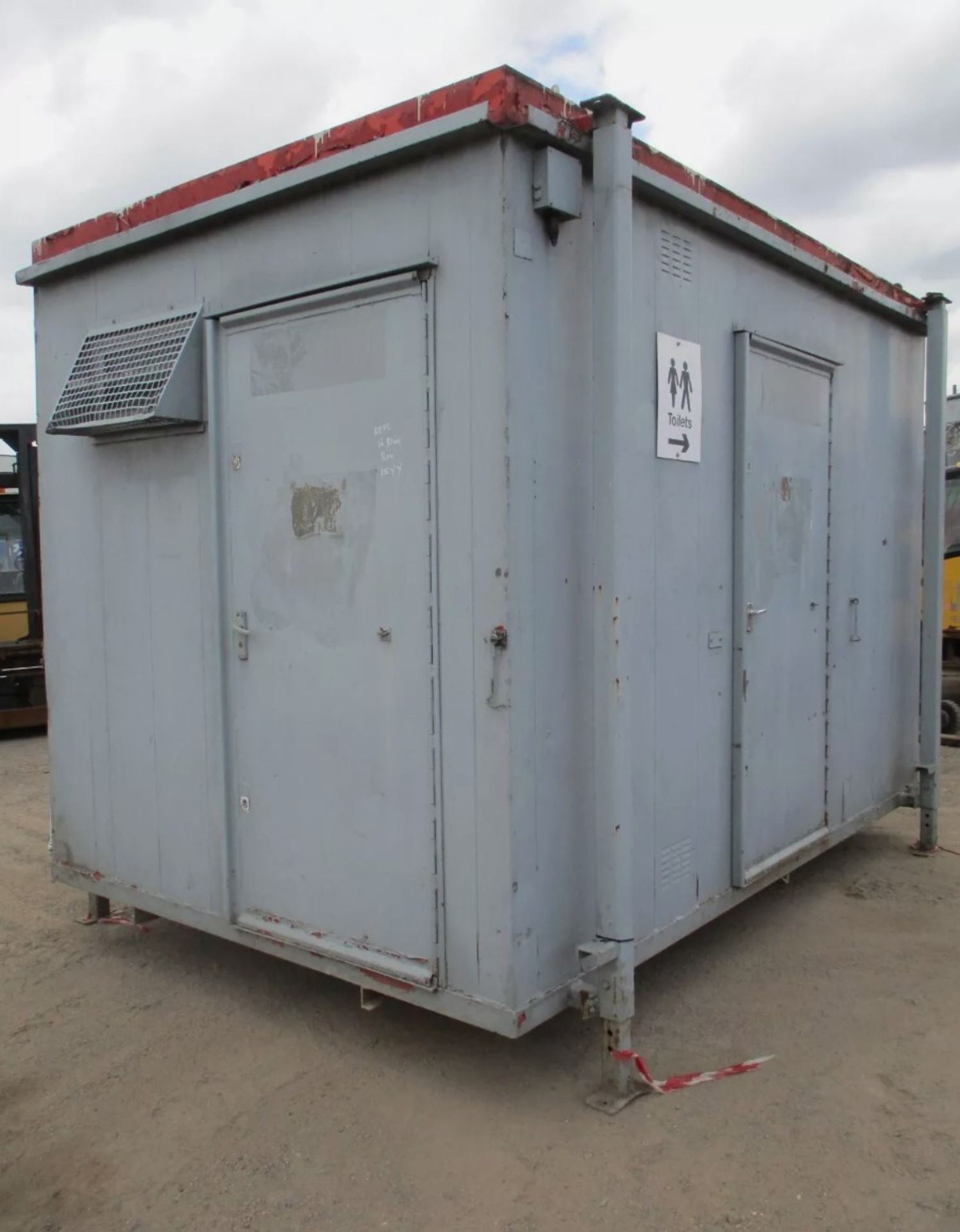 SHIPPING CONTAINER TOILET BLOCK: YOUR PORTABLE SANITATION SOLUTION - Image 5 of 11