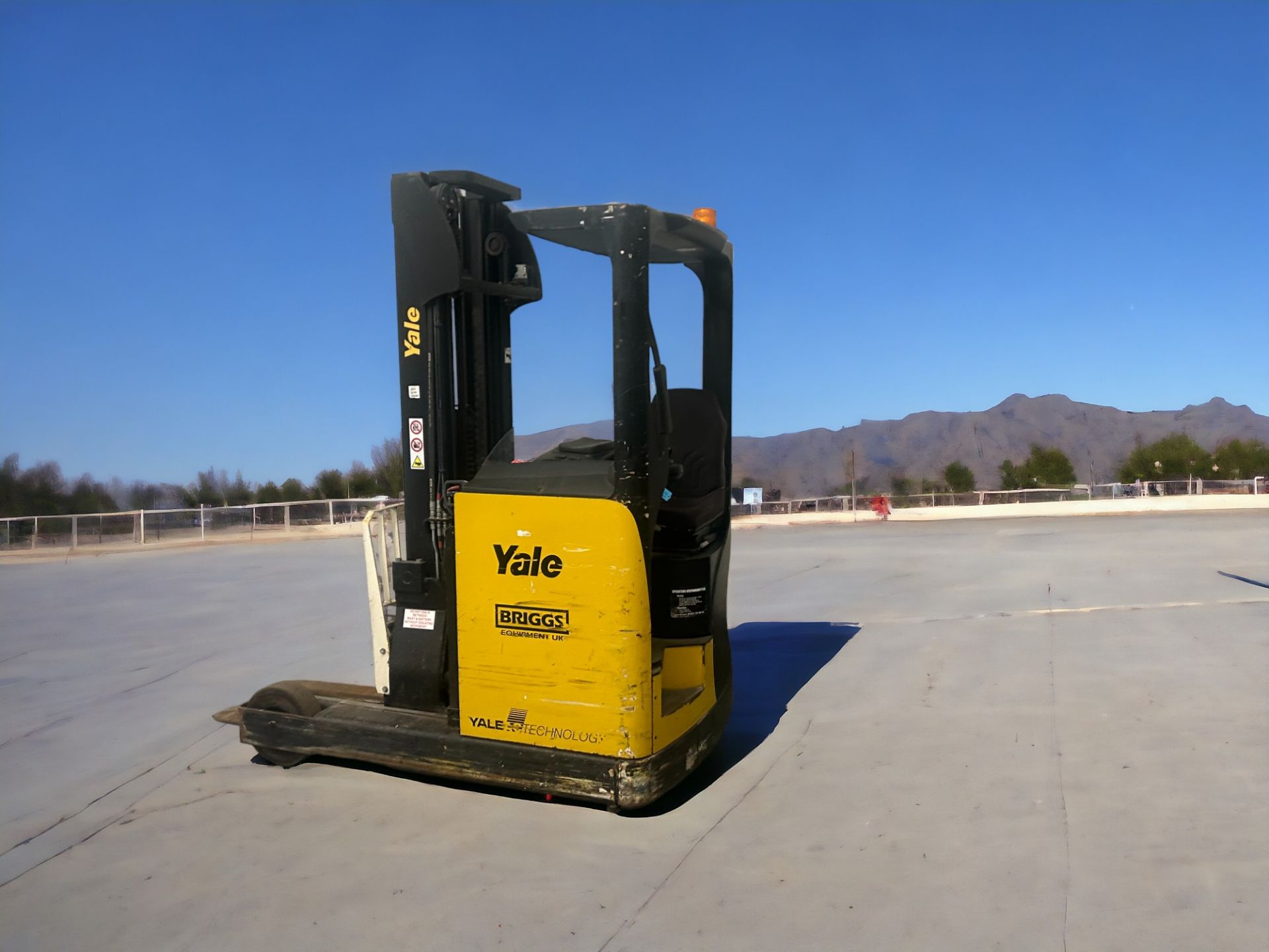 YALE MR16 REACH TRUCK - EFFICIENT ELECTRIC MATERIAL HANDLING SOLUTION **(INCLUDES CHARGER)** - Image 3 of 7