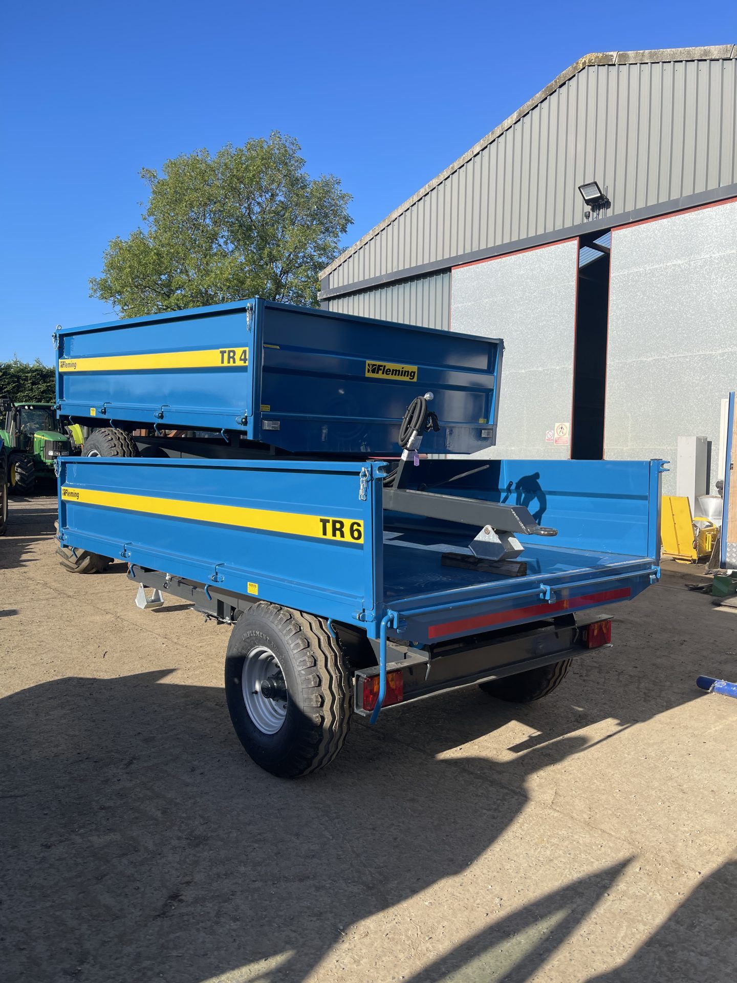 BRAND NEW FLEMING TR4 TIPPING TRAILER. - Image 3 of 5