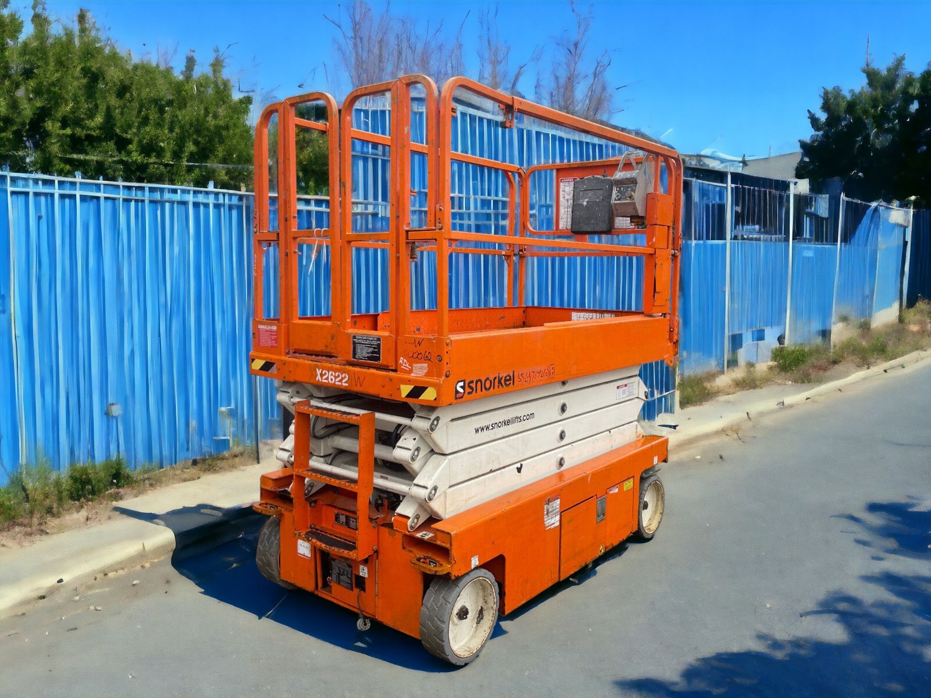 BOOST EFFICIENCY WITH THE 2016 SNORKEL S4726E ELECTRIC SCISSOR LIFT - Image 2 of 8