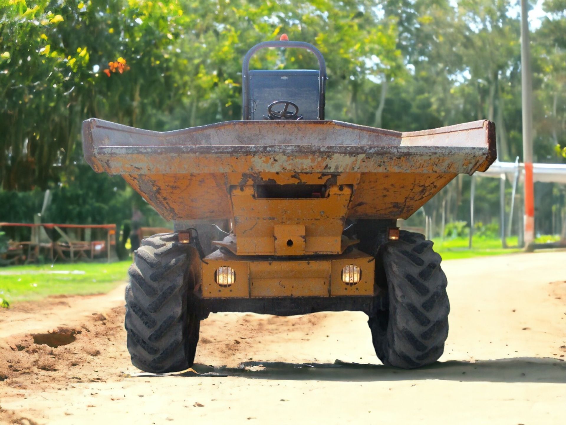 2012 THWAITES 6-TON DUMPER - RELIABLE PERFORMANCE FOR HEAVY-DUTY TASKS - Bild 11 aus 13