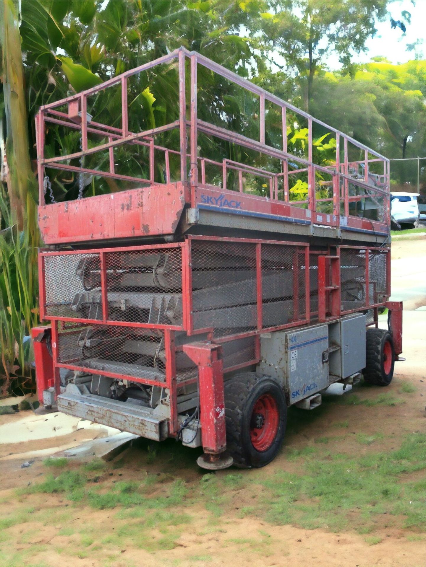 MAXIMIZE EFFICIENCY WITH THE SKYJACK SJ9250 SCISSOR LIFT - Image 6 of 12