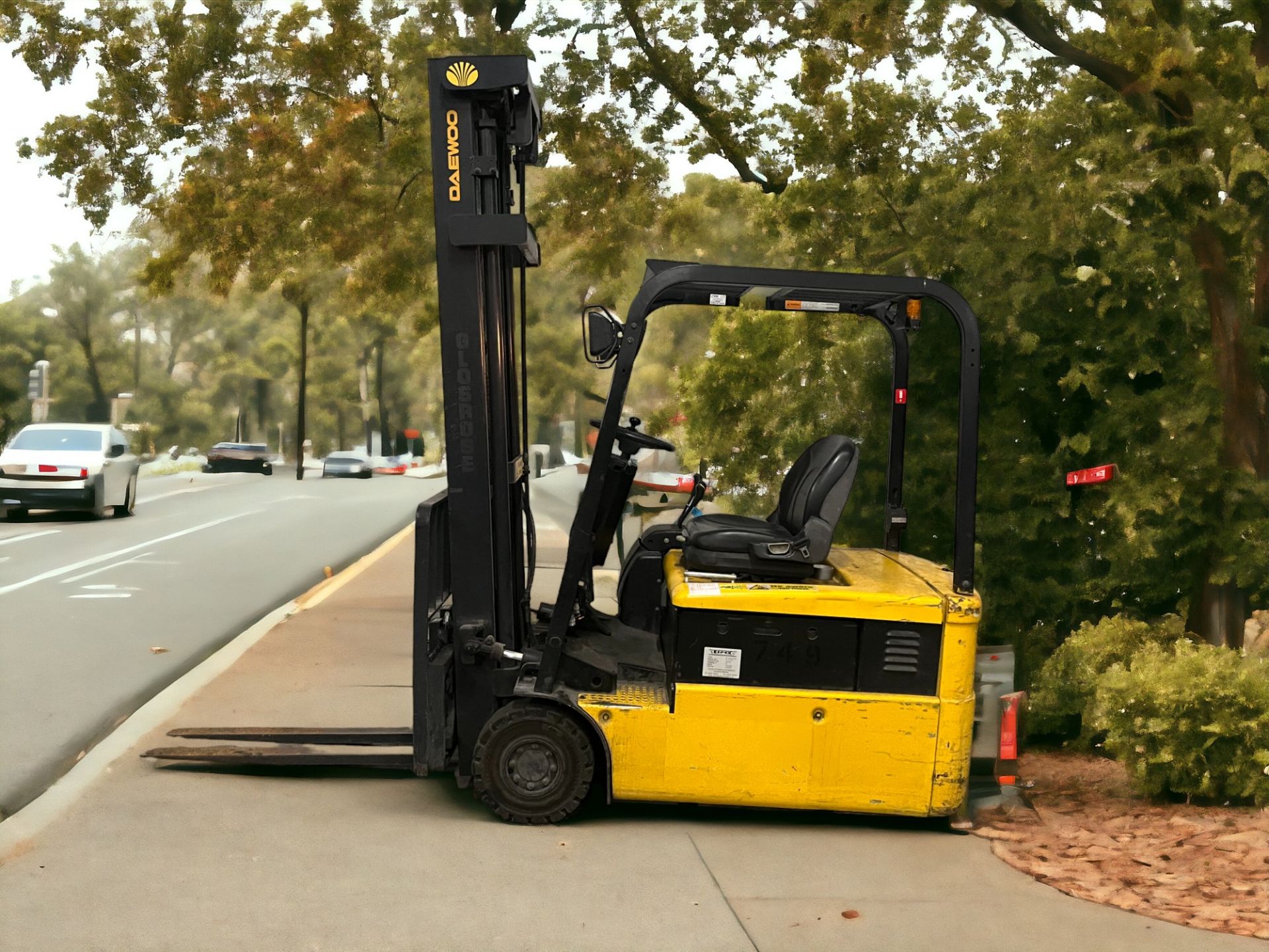 DAEWOO ELECTRIC 3-WHEEL FORKLIFT - MODEL B18T-2 (2002) **(INCLUDES CHARGER)**