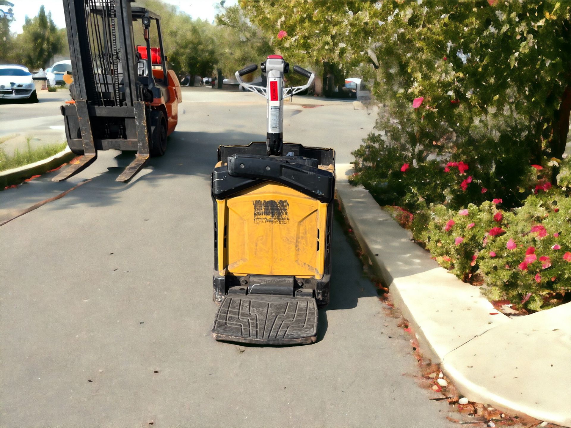 CAT LIFT TRUCKS ELECTRIC PALLET TRUCK - MODEL NPV20N2 (2016) **(INCLUDES CHARGER)**