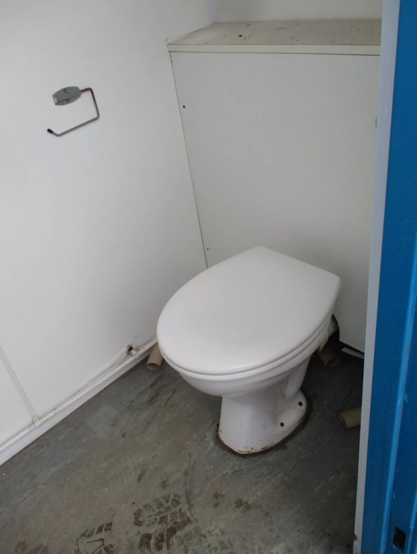 SHIPPING CONTAINER TOILET BLOCK: YOUR COMPLETE PORTABLE SANITATION SOLUTION - Image 7 of 11