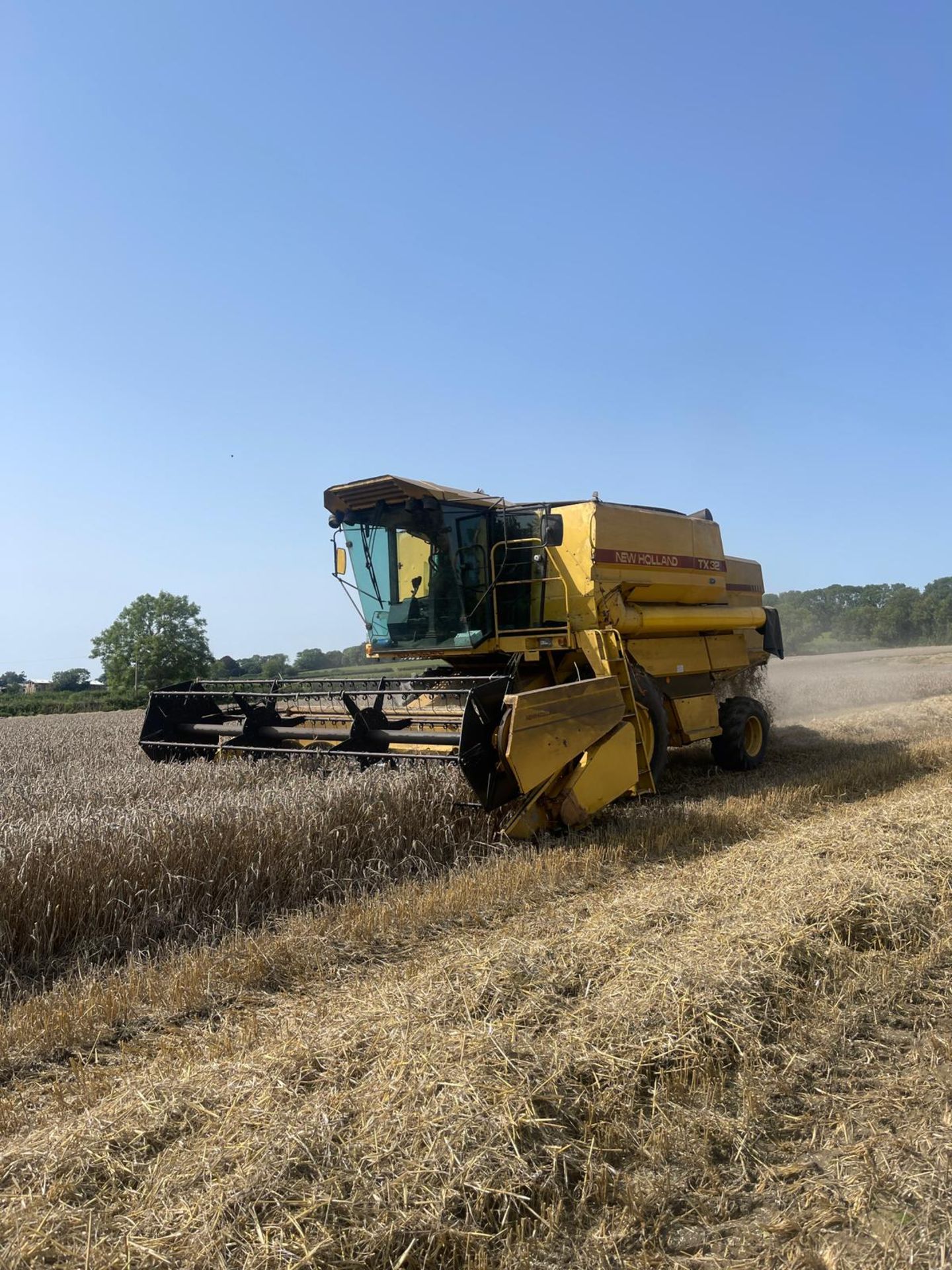 NEW HOLLAND TX32 COMBINE - Image 2 of 19