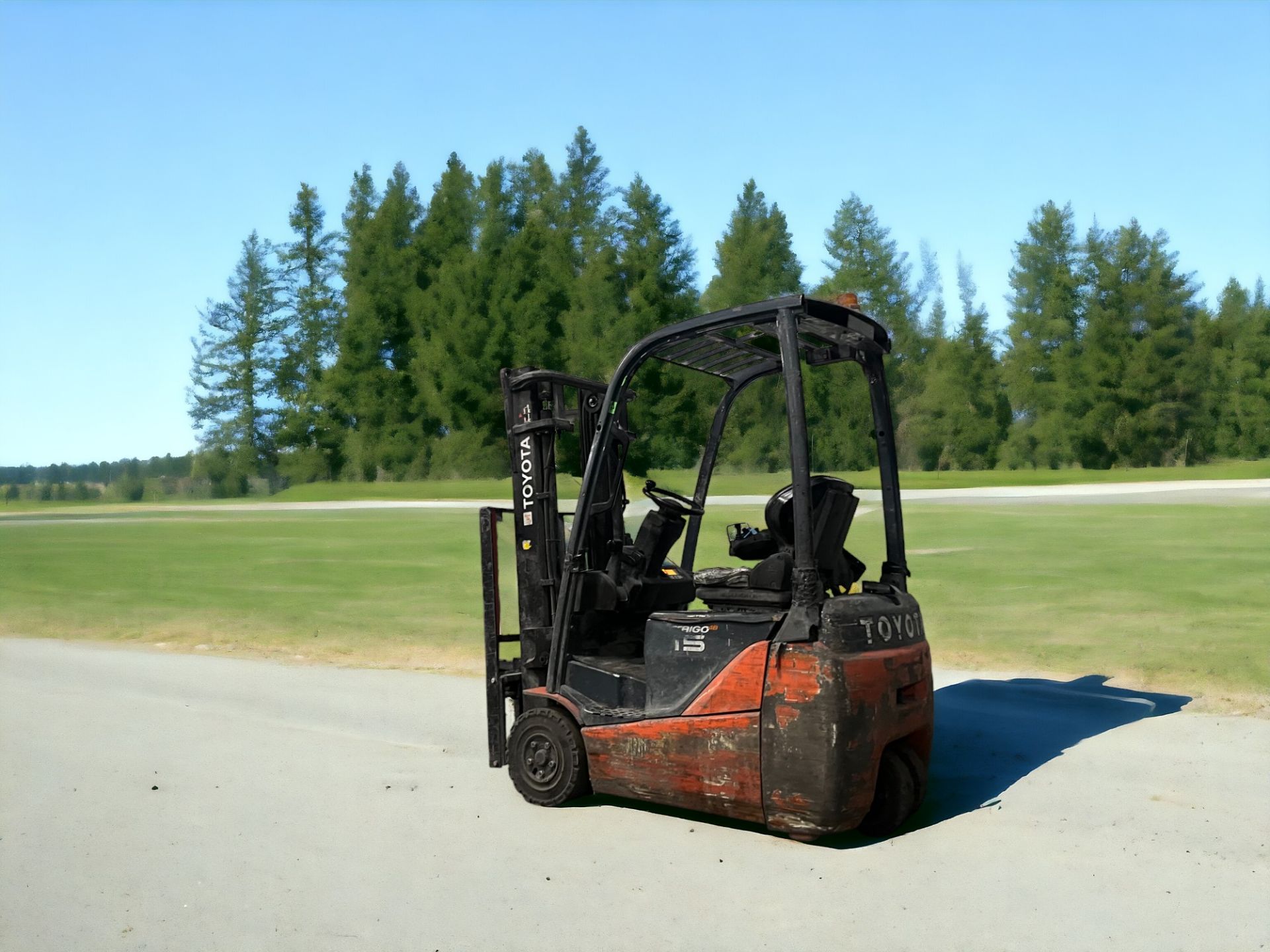 TOYOTA ELECTRIC 3-WHEEL FORKLIFT - 8FBET15 (2013) **(INCLUDES CHARGER)** - Image 3 of 6