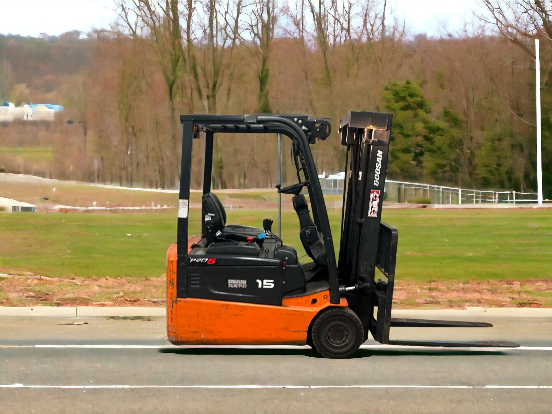 DOOSAN B15T-5 ELECTRIC FORKLIFT - 2008 **(INCLUDES CHARGER)** - Image 5 of 6