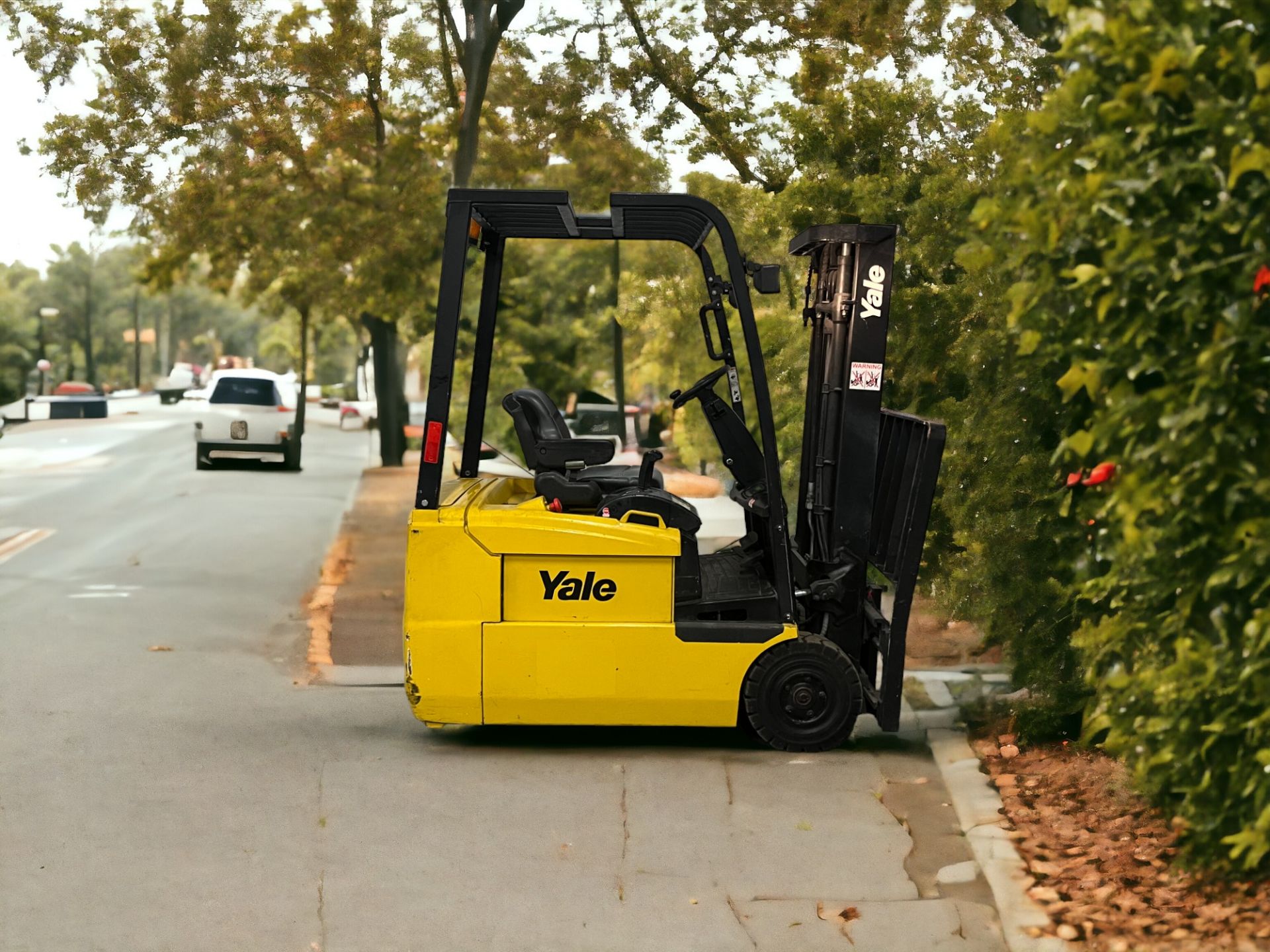 YALE ELECTRIC 3-WHEEL FORKLIFT - MODEL ERP18 ATF (2008) **(INCLUDES CHARGER)**
