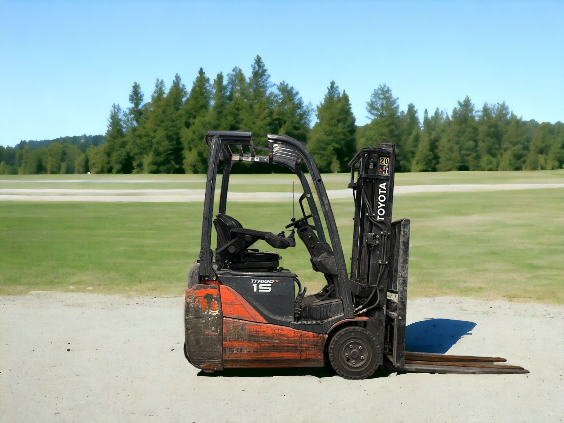 TOYOTA ELECTRIC 3-WHEEL FORKLIFT - 8FBET15 (2013) **(INCLUDES CHARGER)** - Image 5 of 6
