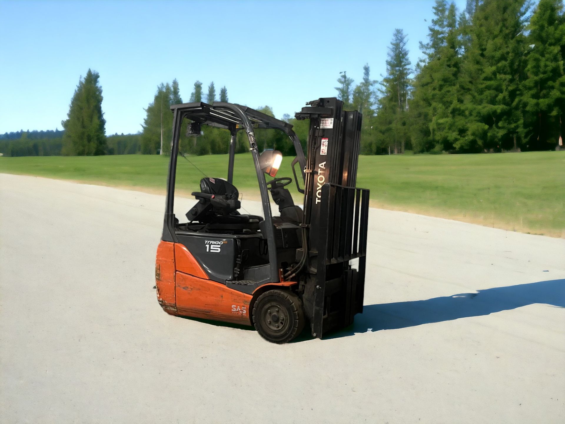 TOYOTA ELECTRIC 4-WHEEL FORKLIFT - 8FBET15 (2013) **(INCLUDES CHARGER)** - Image 4 of 6