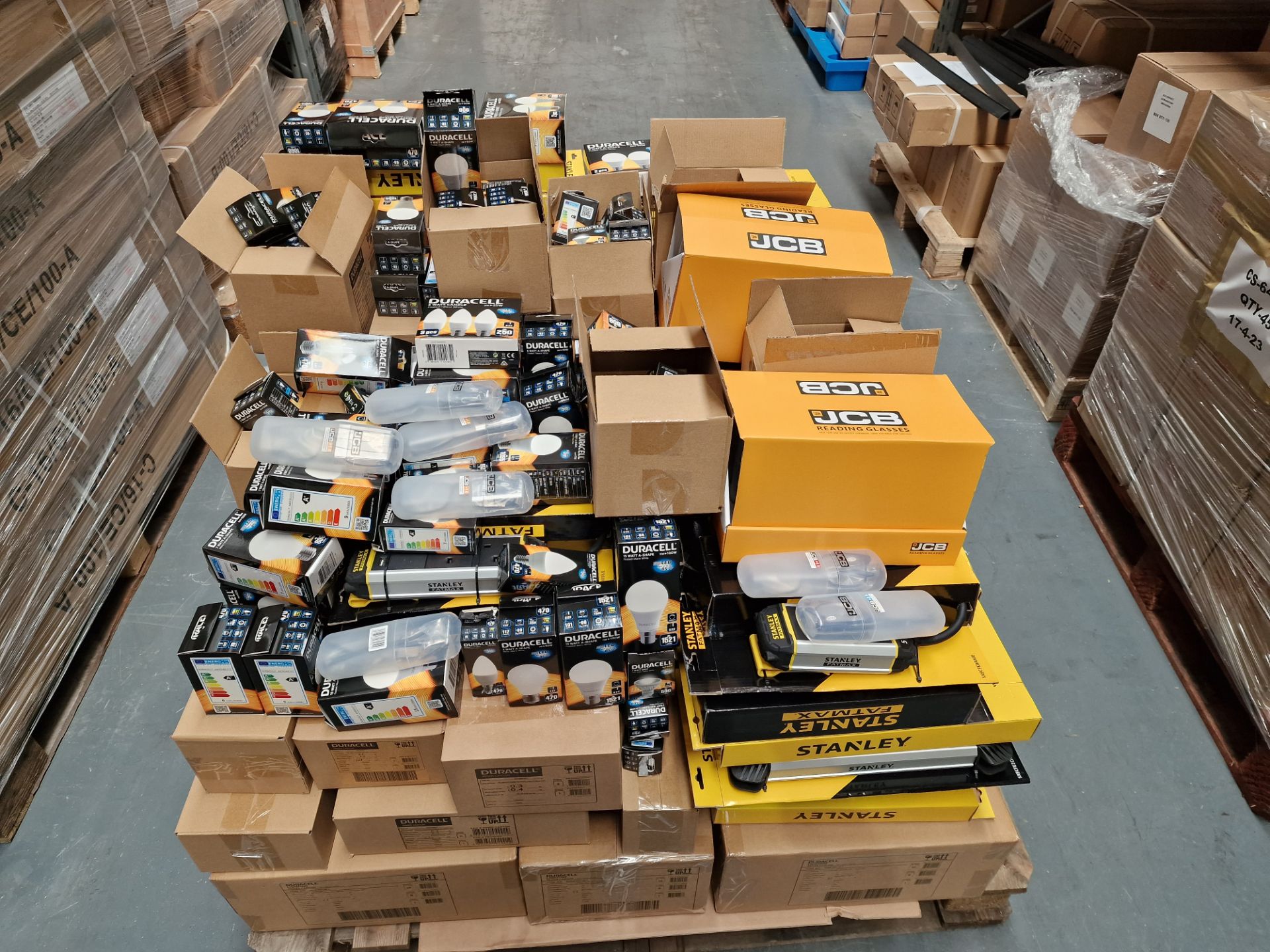 BRANDED GOODS - APPROX RSP £4100 - JCB - DURACELL - STANLEY (LIGHT BULBS, READING GLASSES)