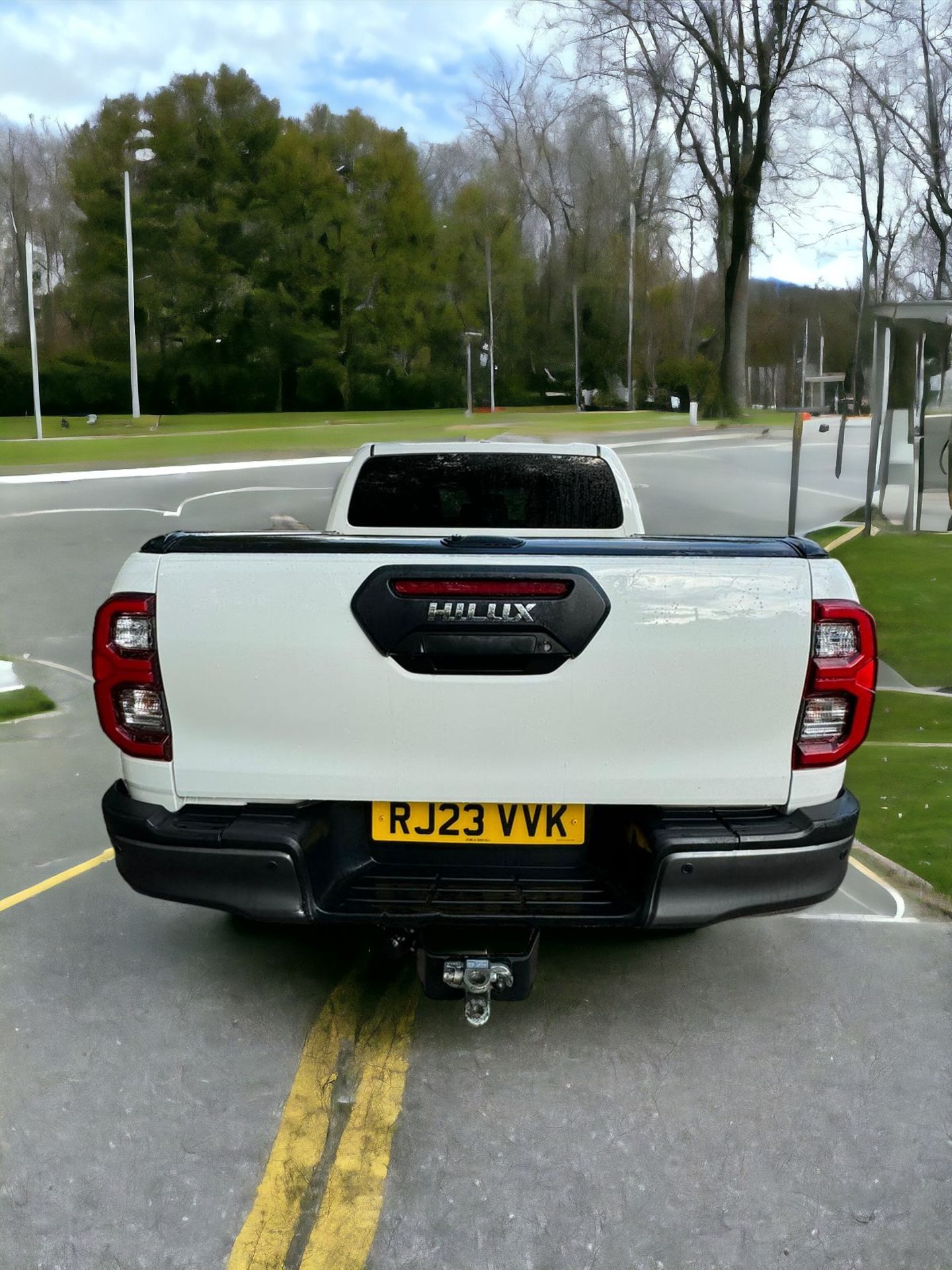 TOYOTA HILUX INVINCIBLE X 2023 - LIKE NEW ONLY 6K MILES!! - Image 3 of 14