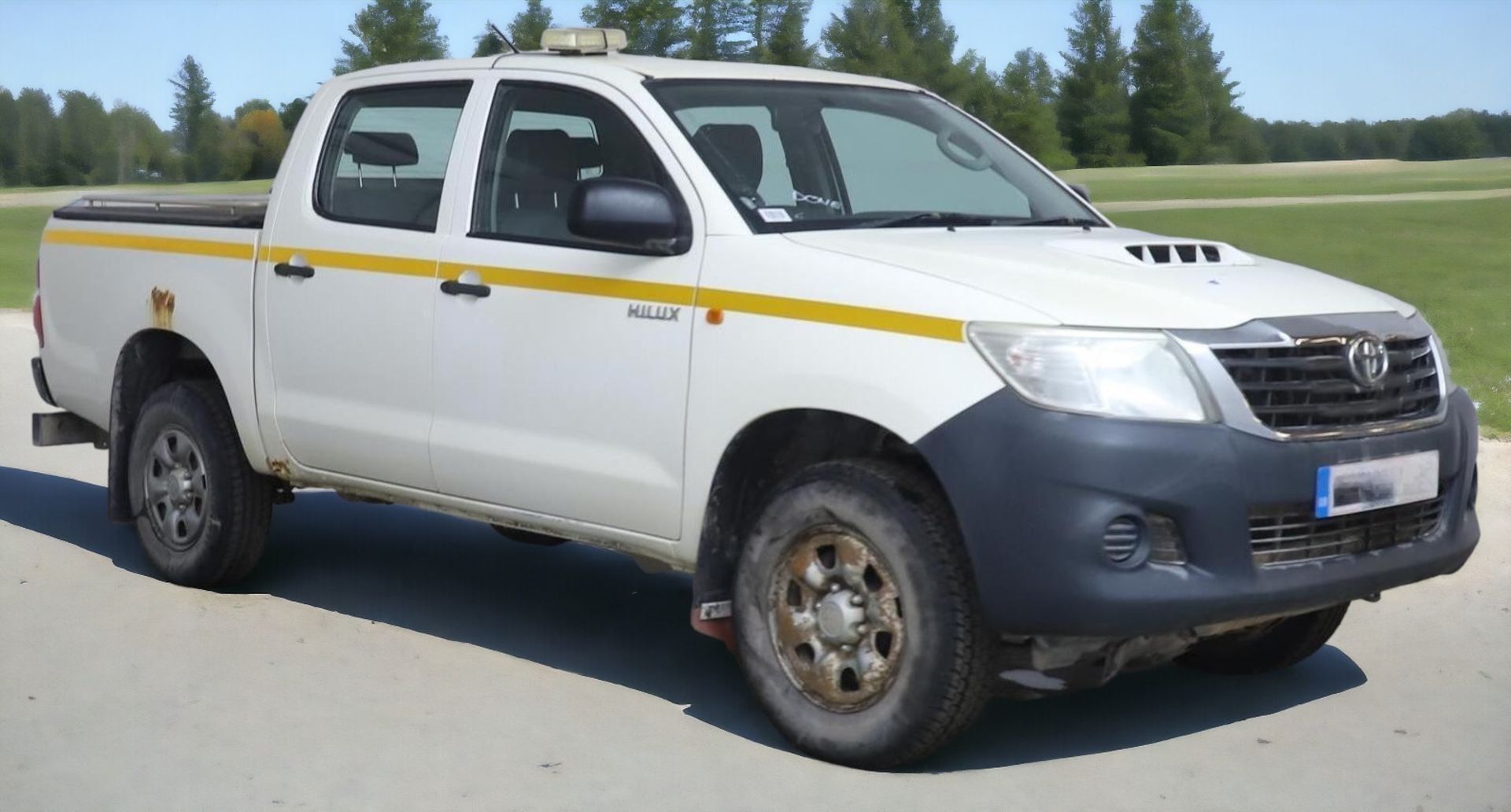 **SPARES OR REPAIRS** TOYOTA HILUX DOUBLE CAB PICKUP: TOUGH, RELIABLE, AND READY FOR WORK - Image 6 of 13