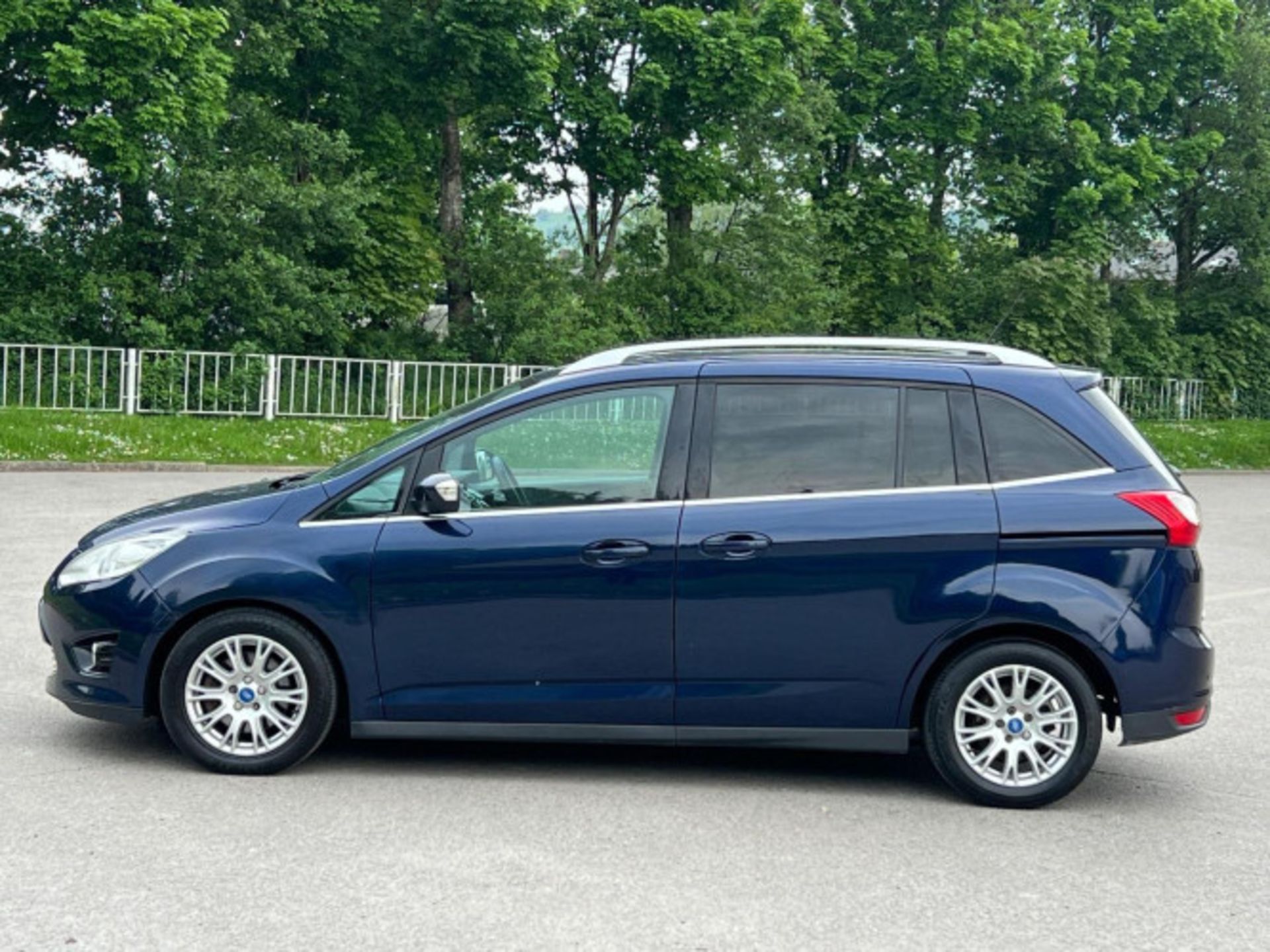 STYLISH AND SPACIOUS 2011 FORD GRAND C-MAX 1.6 TDCI >>--NO VAT ON HAMMER--<< - Image 3 of 136