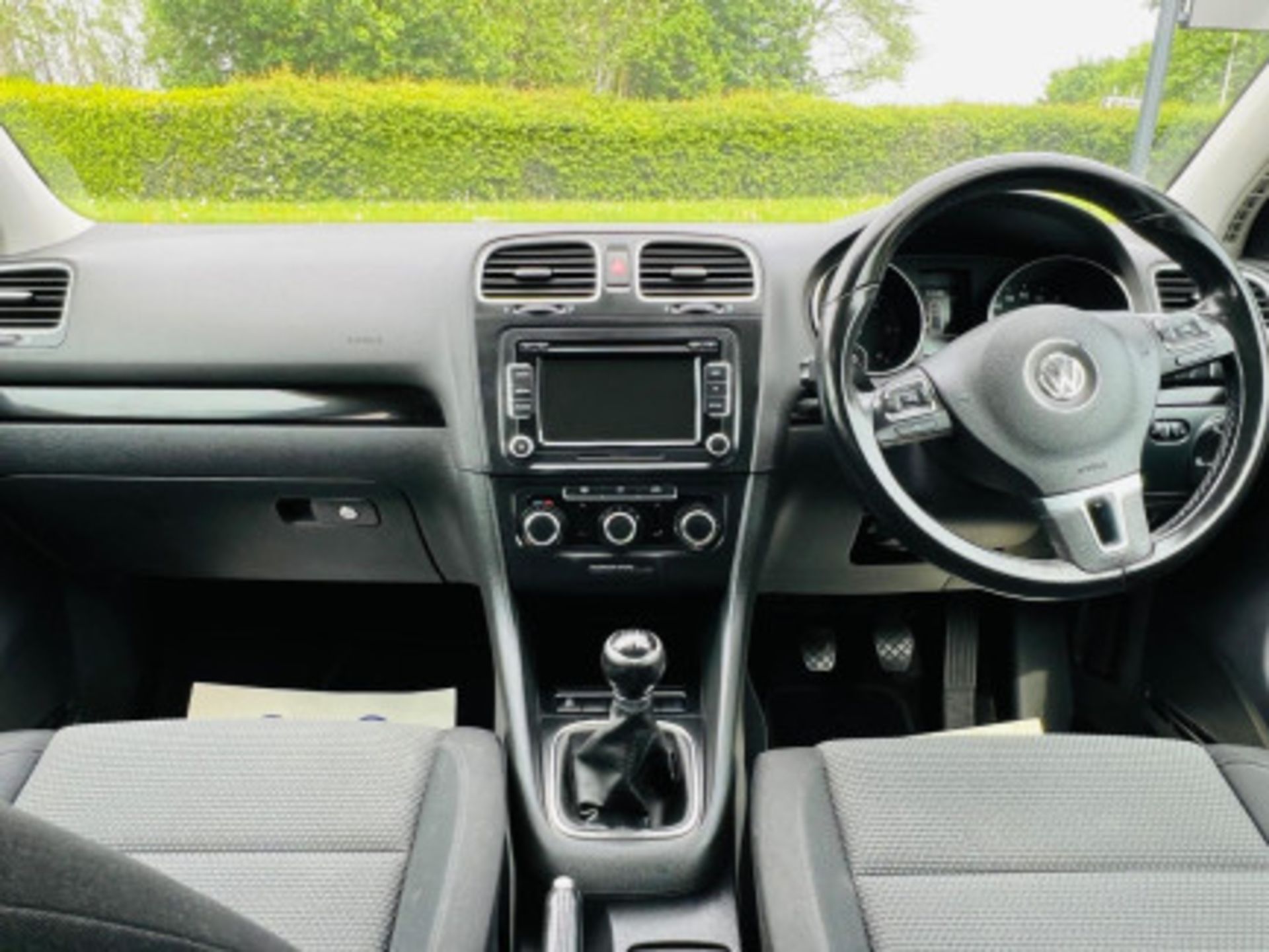 IMPECCABLE 2012 VOLKSWAGEN GOLF 1.6 TDI MATCH >>--NO VAT ON HAMMER--<< - Image 18 of 116
