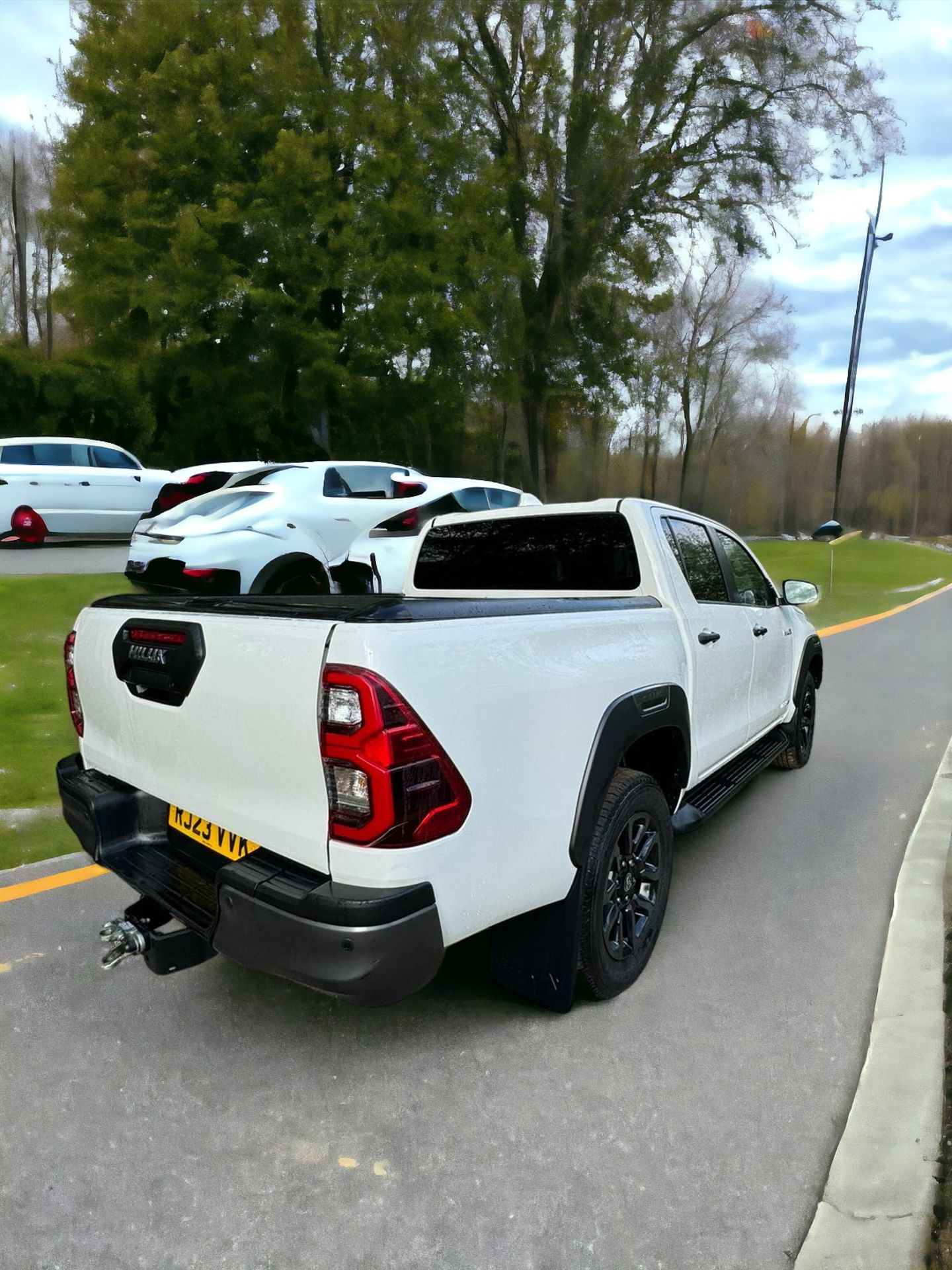 TOYOTA HILUX INVINCIBLE X 2023 - LIKE NEW ONLY 6K MILES!! - Image 5 of 14