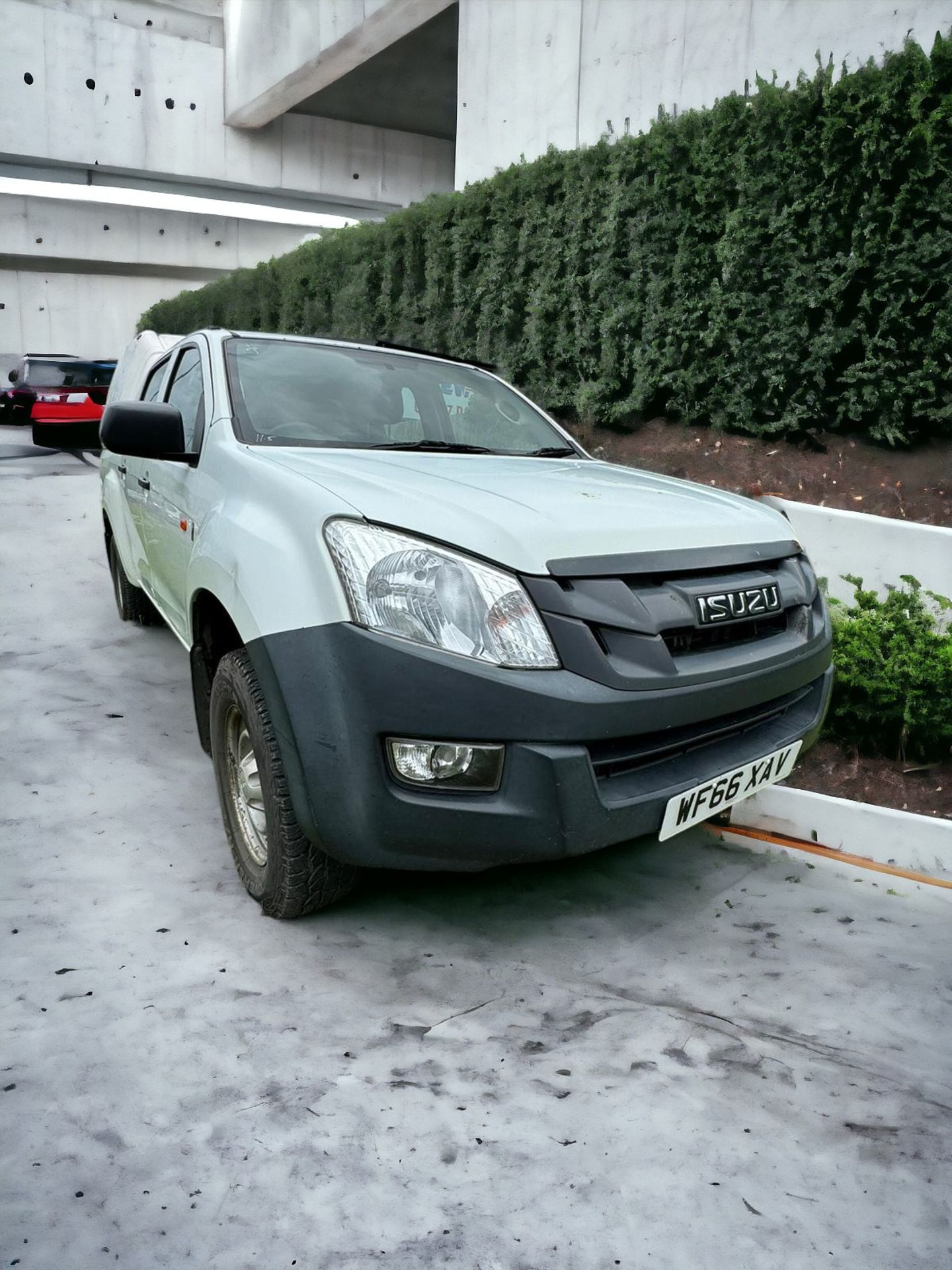 EXCEPTIONAL ISUZU D-MAX: FULLY LOADED, PRISTINE CONDITION - Image 2 of 11