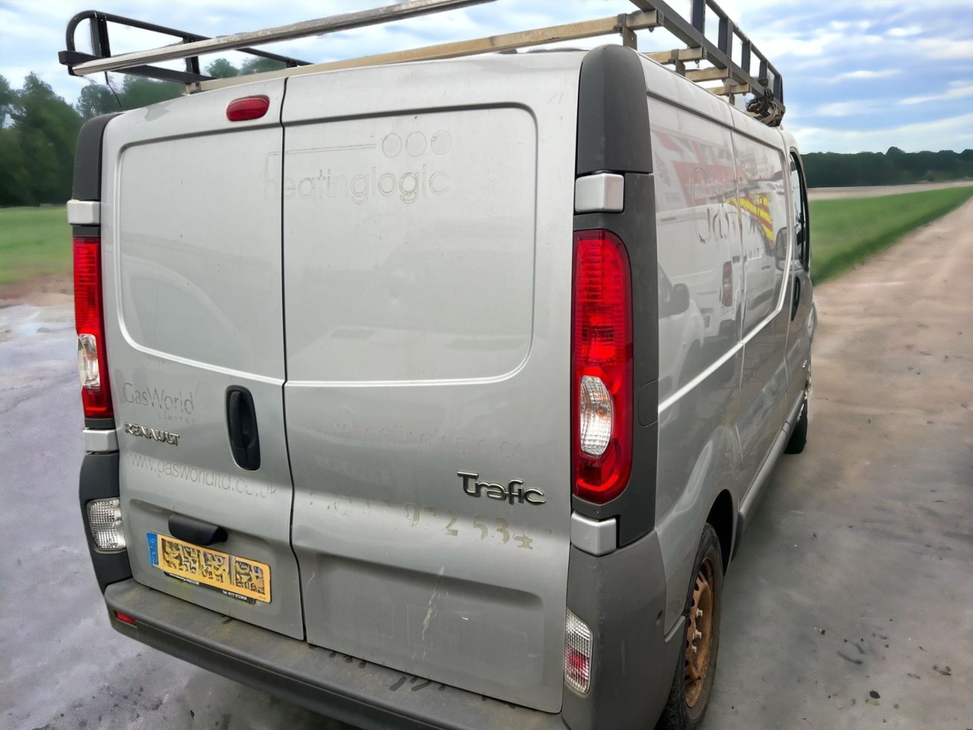 **SPARES OR REPAIRS** 2013 RENAULT TRAFIC: VERSATILE PANEL VAN FOR YOUR BUSINESS NEEDS - Image 2 of 5