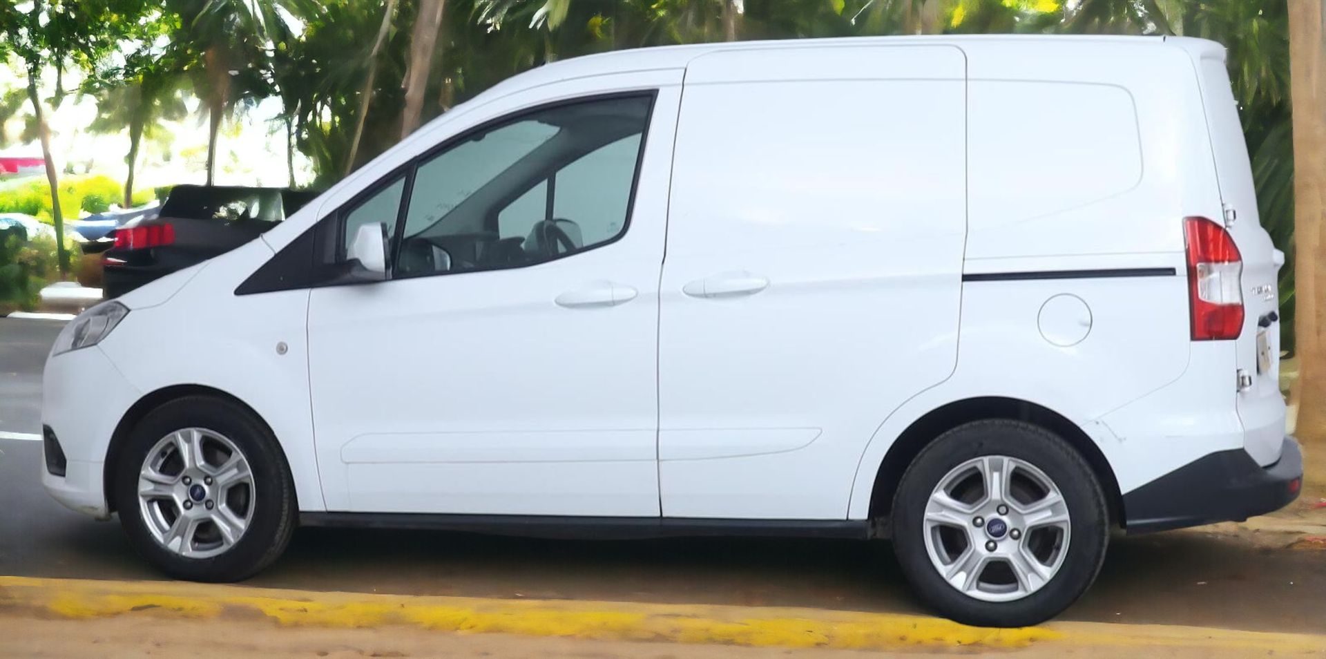 **(ONLY 85K MILEAGE)** FORD TRANSIT COURIER LIMITED: COMPACT AND FEATURE-PACKED WORK COMPANION - Image 7 of 14
