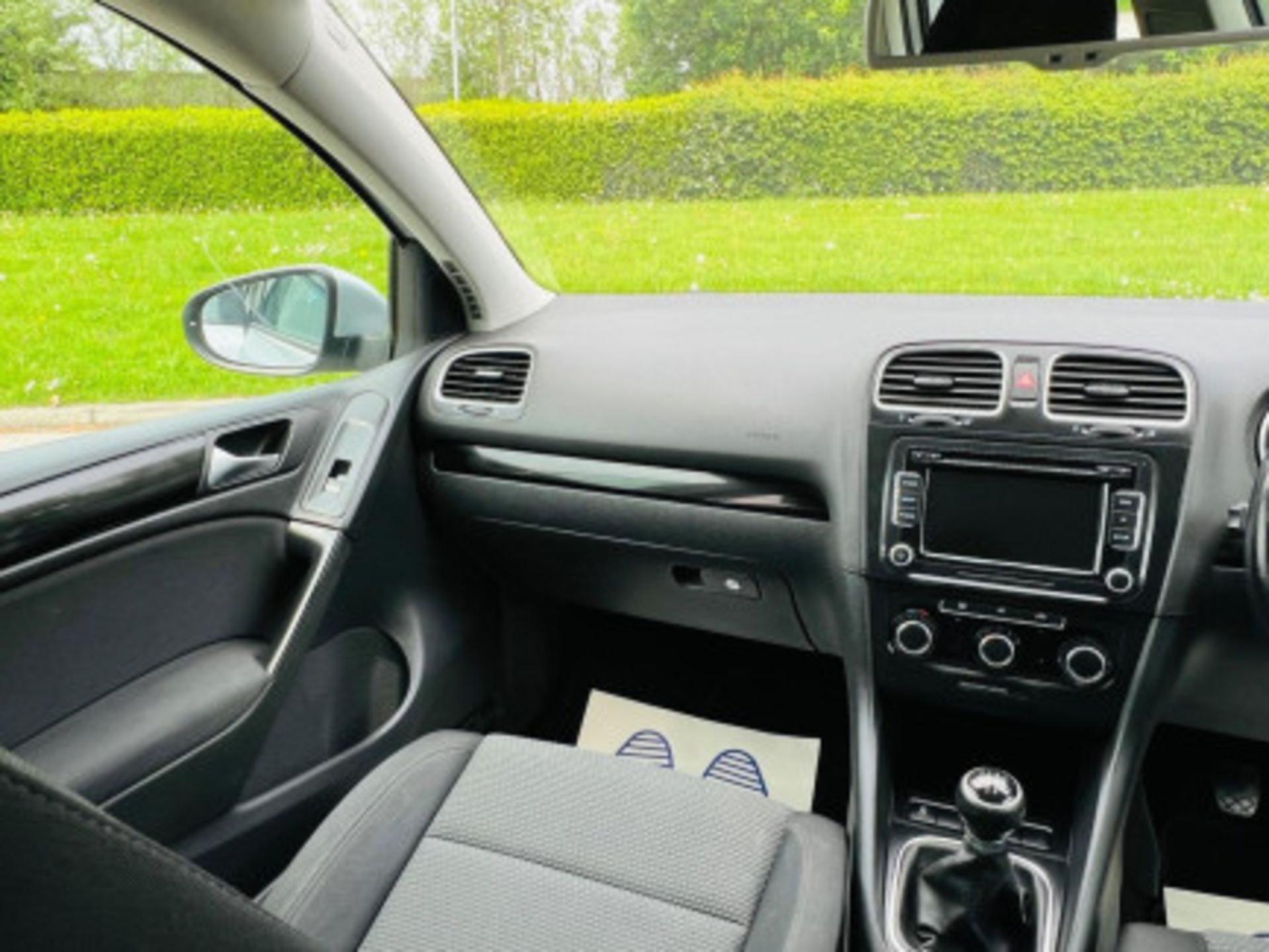 IMPECCABLE 2012 VOLKSWAGEN GOLF 1.6 TDI MATCH >>--NO VAT ON HAMMER--<< - Image 26 of 116