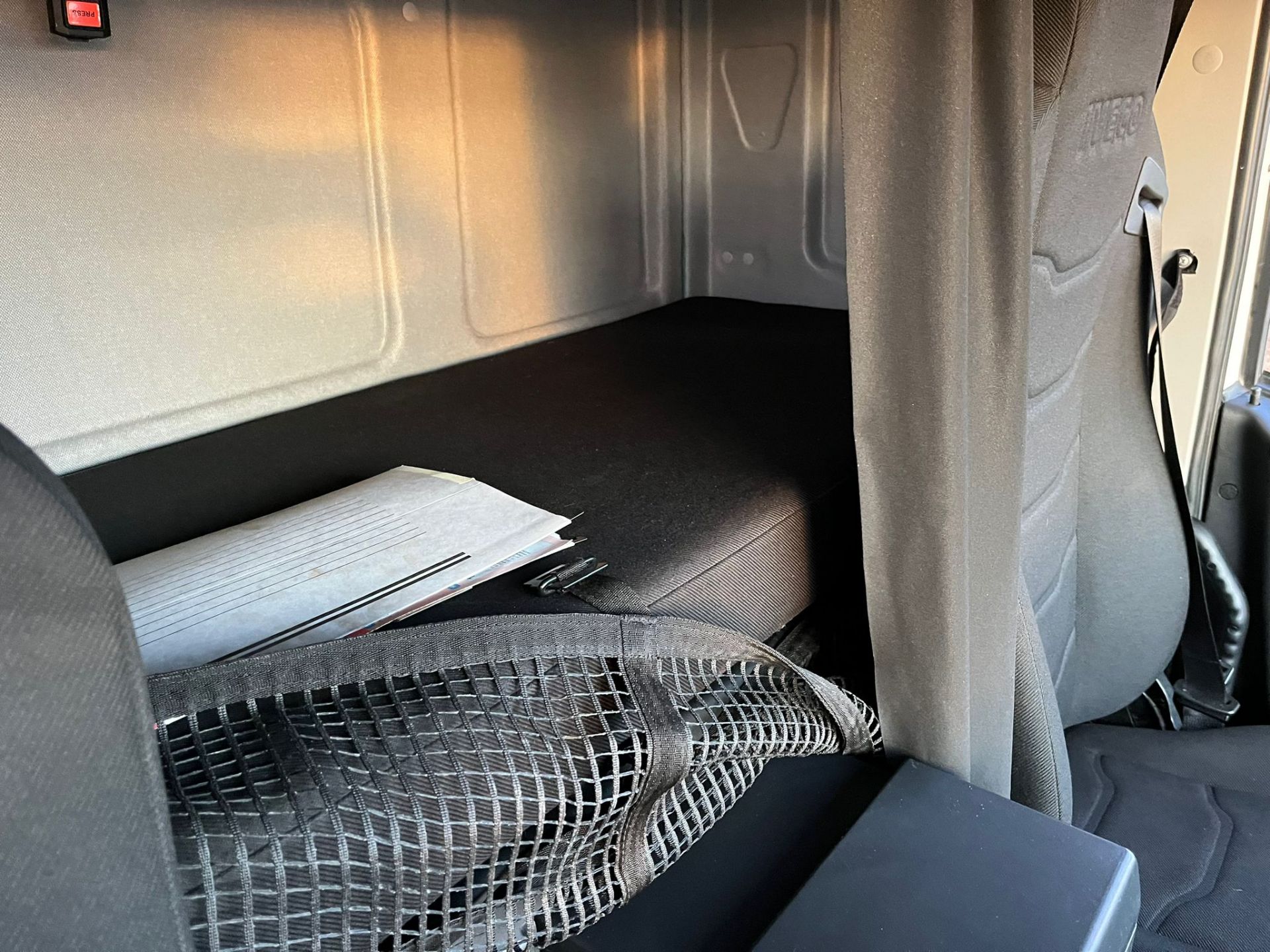 SPACIOUS SLEEPER CAB: 2019 IVECO EUROCARGO FOR HAULING - Bild 11 aus 21