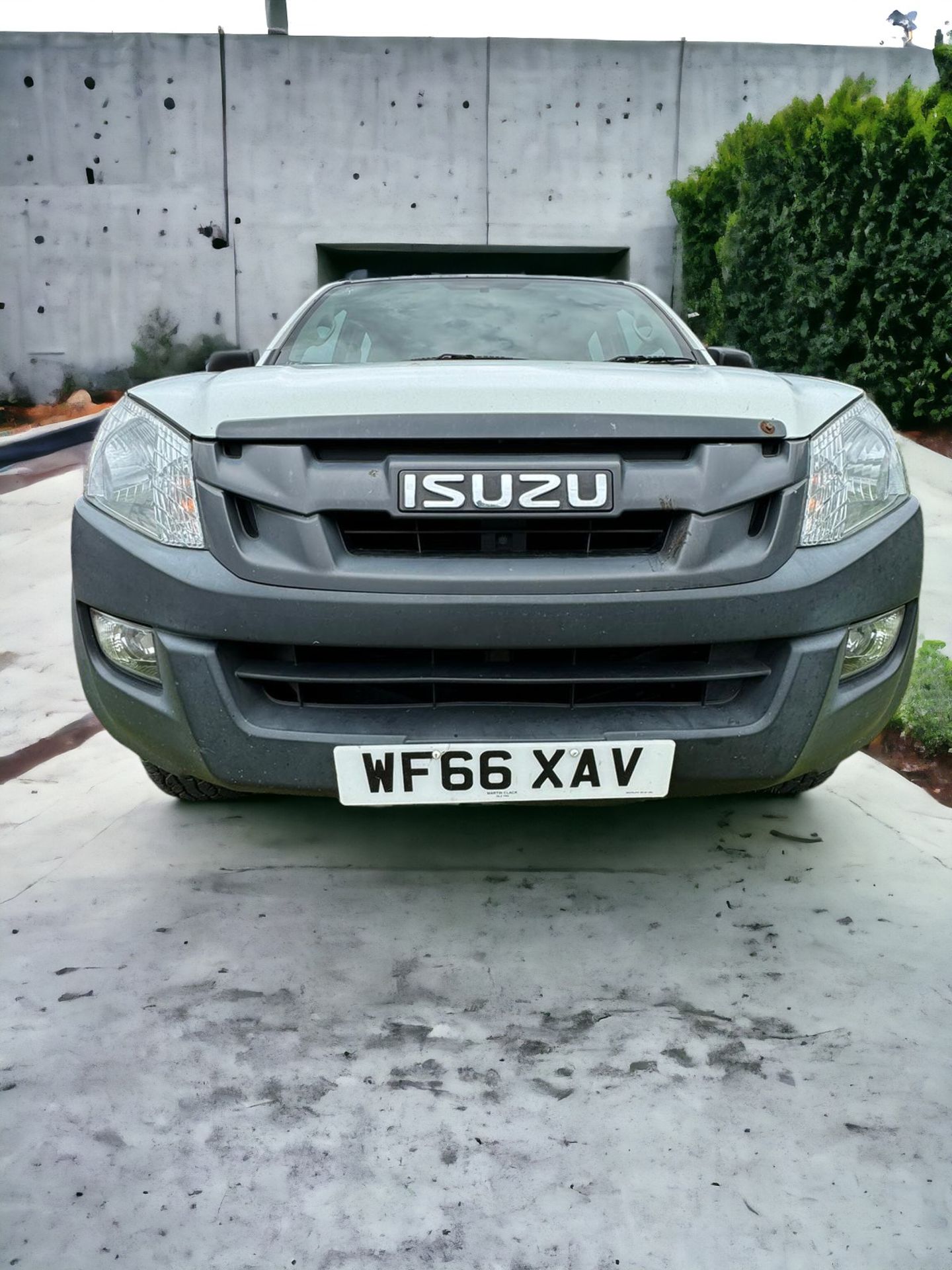 EXCEPTIONAL ISUZU D-MAX: FULLY LOADED, PRISTINE CONDITION - Image 3 of 11