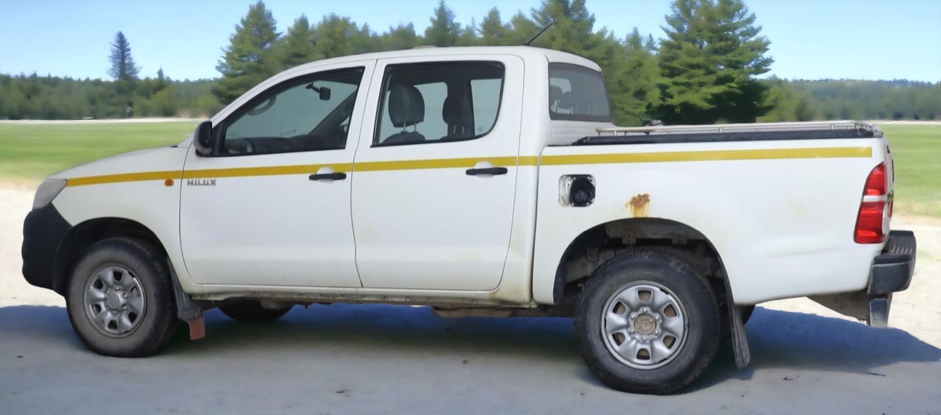 **SPARES OR REPAIRS** TOYOTA HILUX DOUBLE CAB PICKUP: TOUGH, RELIABLE, AND READY FOR WORK - Image 5 of 13