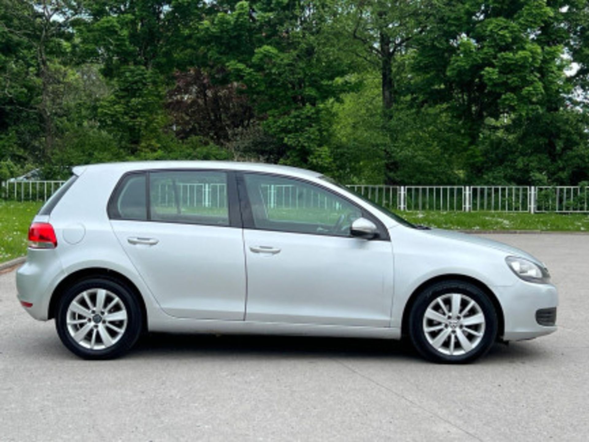 IMPECCABLE 2012 VOLKSWAGEN GOLF 1.6 TDI MATCH >>--NO VAT ON HAMMER--<< - Image 62 of 116