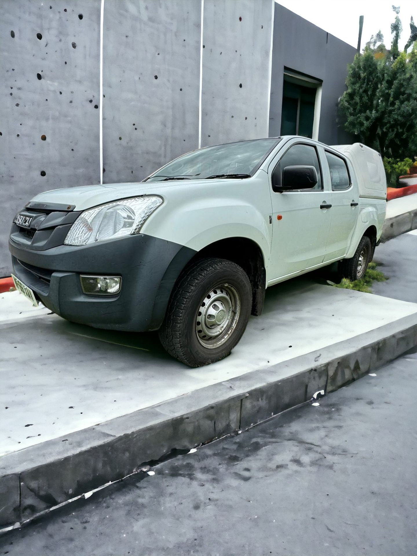 EXCEPTIONAL ISUZU D-MAX: FULLY LOADED, PRISTINE CONDITION - Image 5 of 11