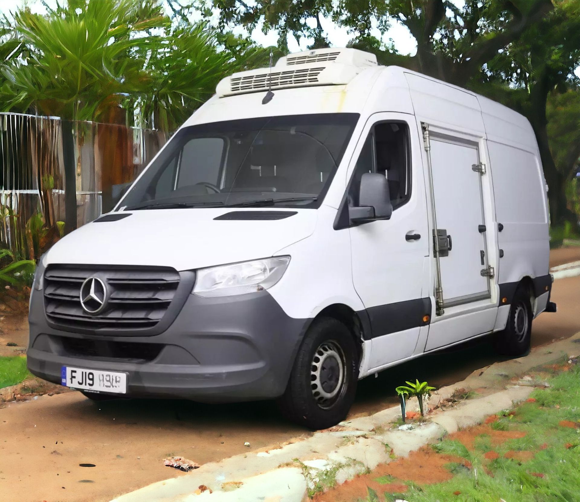 MERCEDES-BENZ SPRINTER 314CDI MWB FRIDGE VAN: KEEP YOUR CARGO FRESH AND COOL