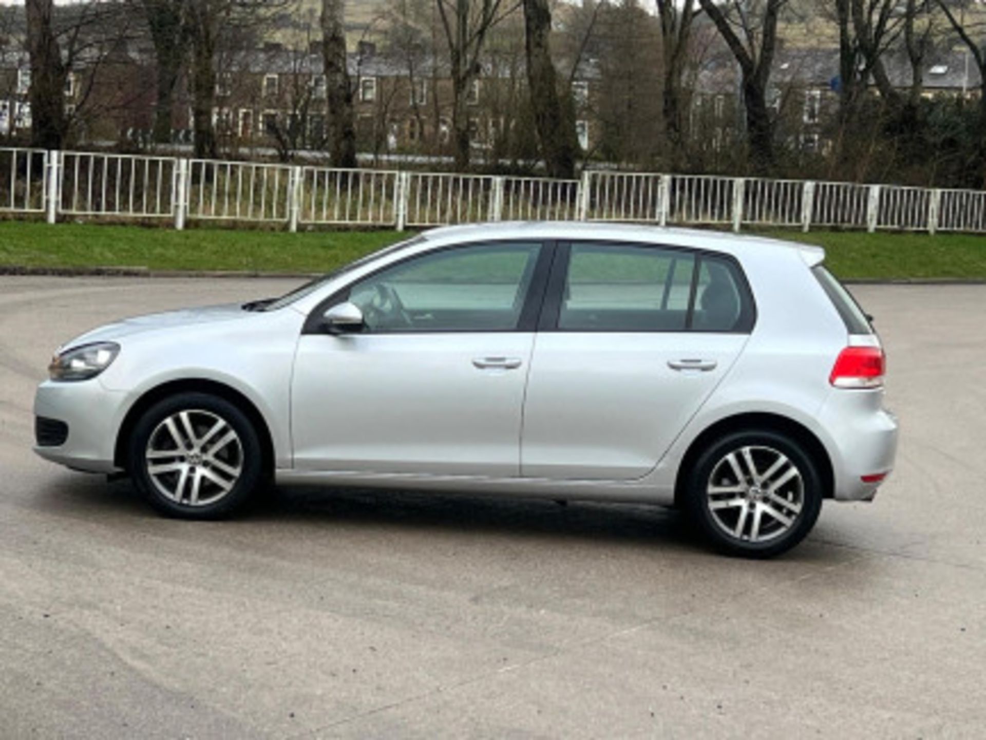 2009 VOLKSWAGEN GOLF 2.0 TDI SE DSG - CUTTING EDGE TECHNOLOGY >>--NO VAT ON HAMMER--<< - Image 26 of 67