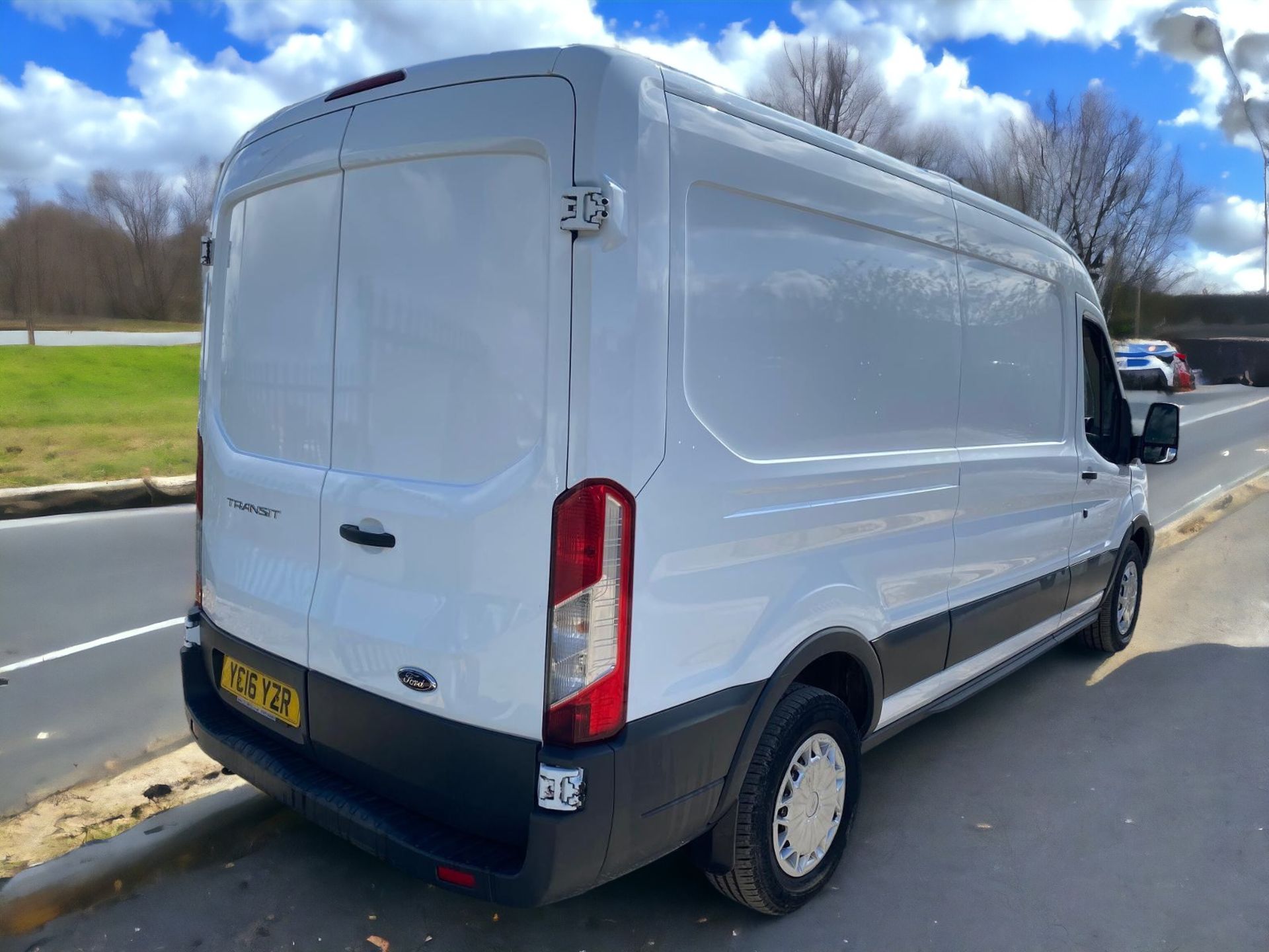 2016 FORD TRANSIT 2.2 125 FRIGE VAN L3H2 >>--NO VAT ON HAMMER--<< - Image 5 of 14