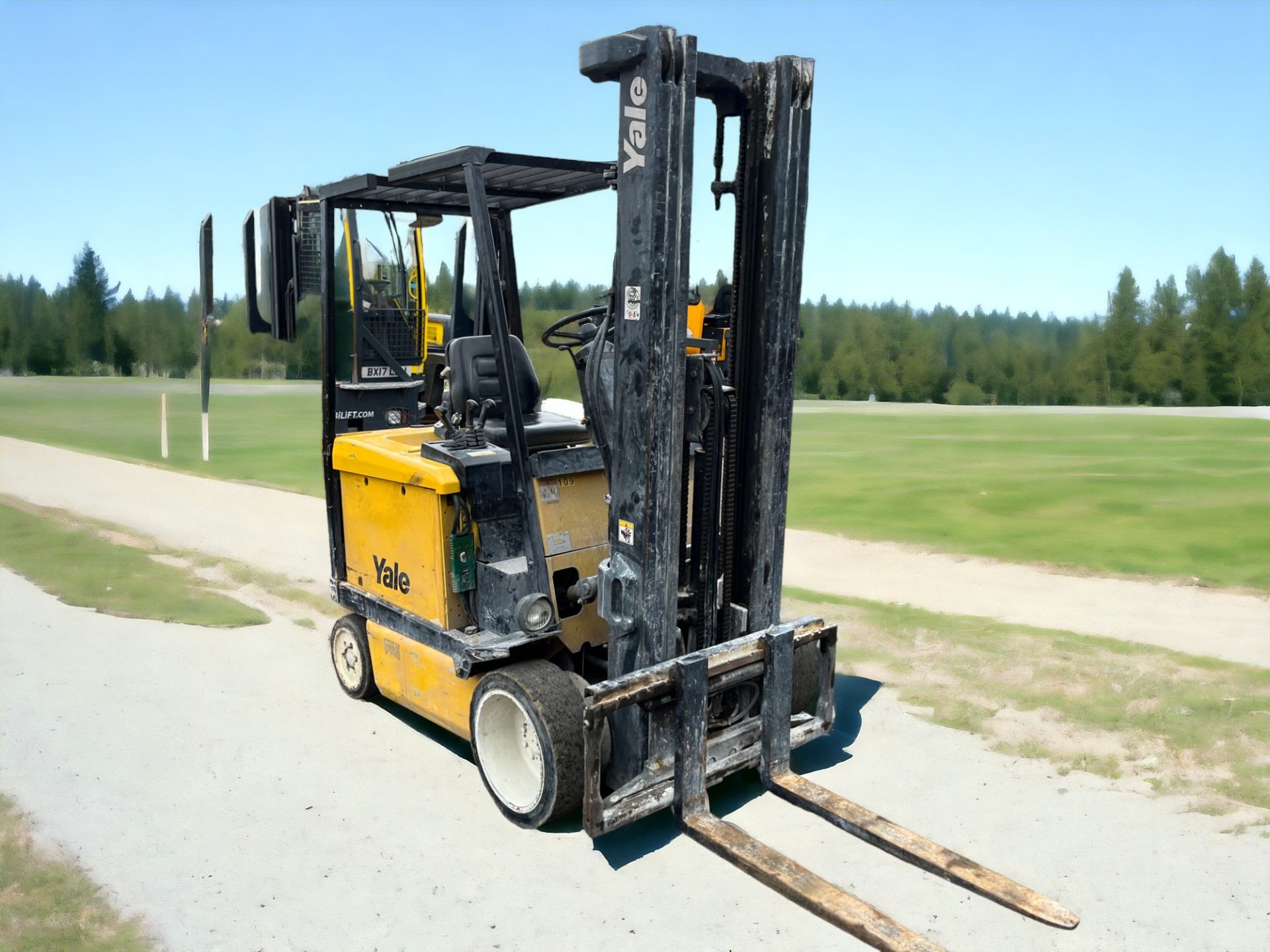 YALE ELECTRIC 4-WHEEL FORKLIFT - ERC AGF 25 (2001) **(INCLUDES CHARGER)** - Image 3 of 6