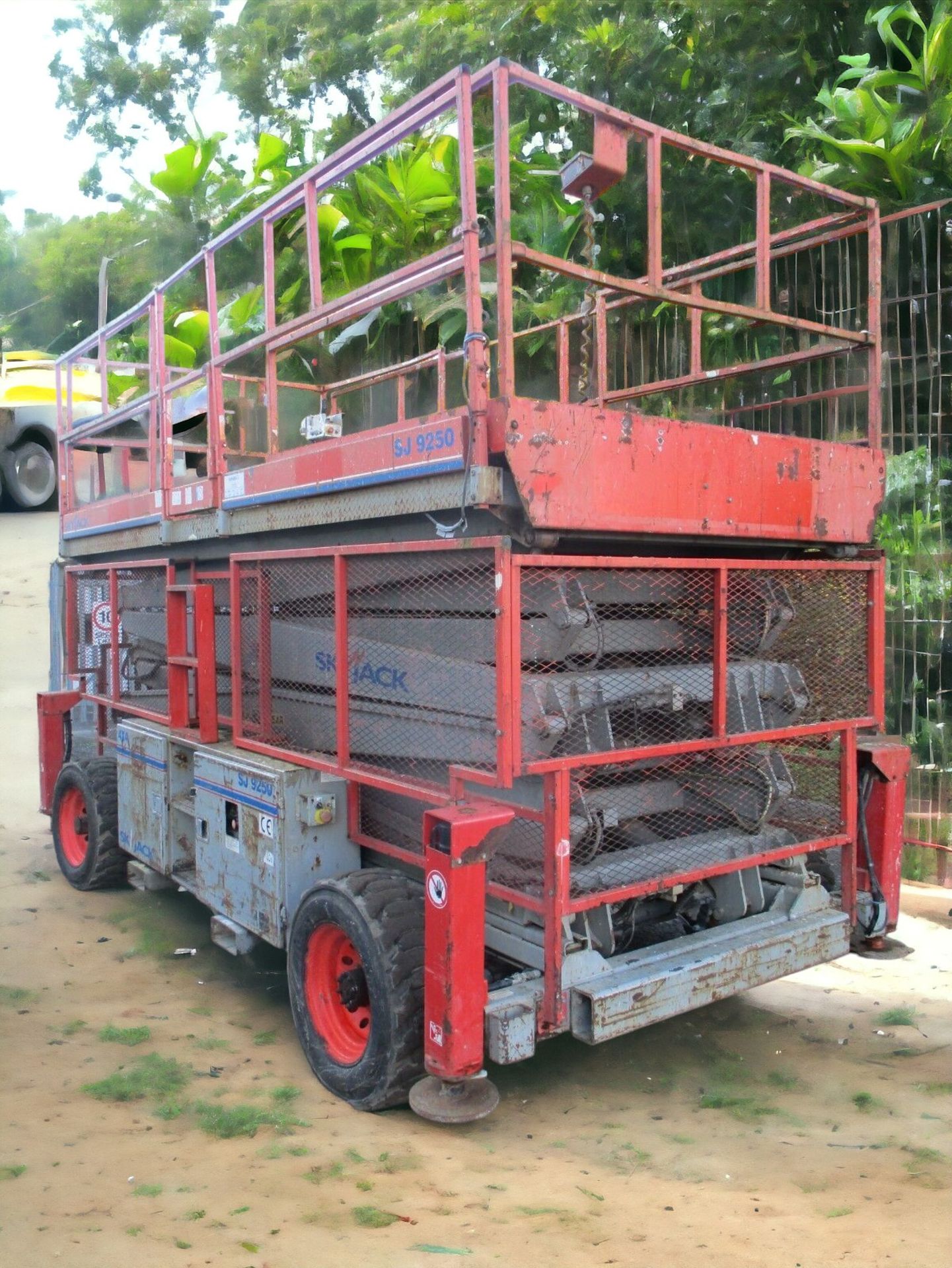 MAXIMIZE EFFICIENCY WITH THE SKYJACK SJ9250 SCISSOR LIFT - Image 8 of 12