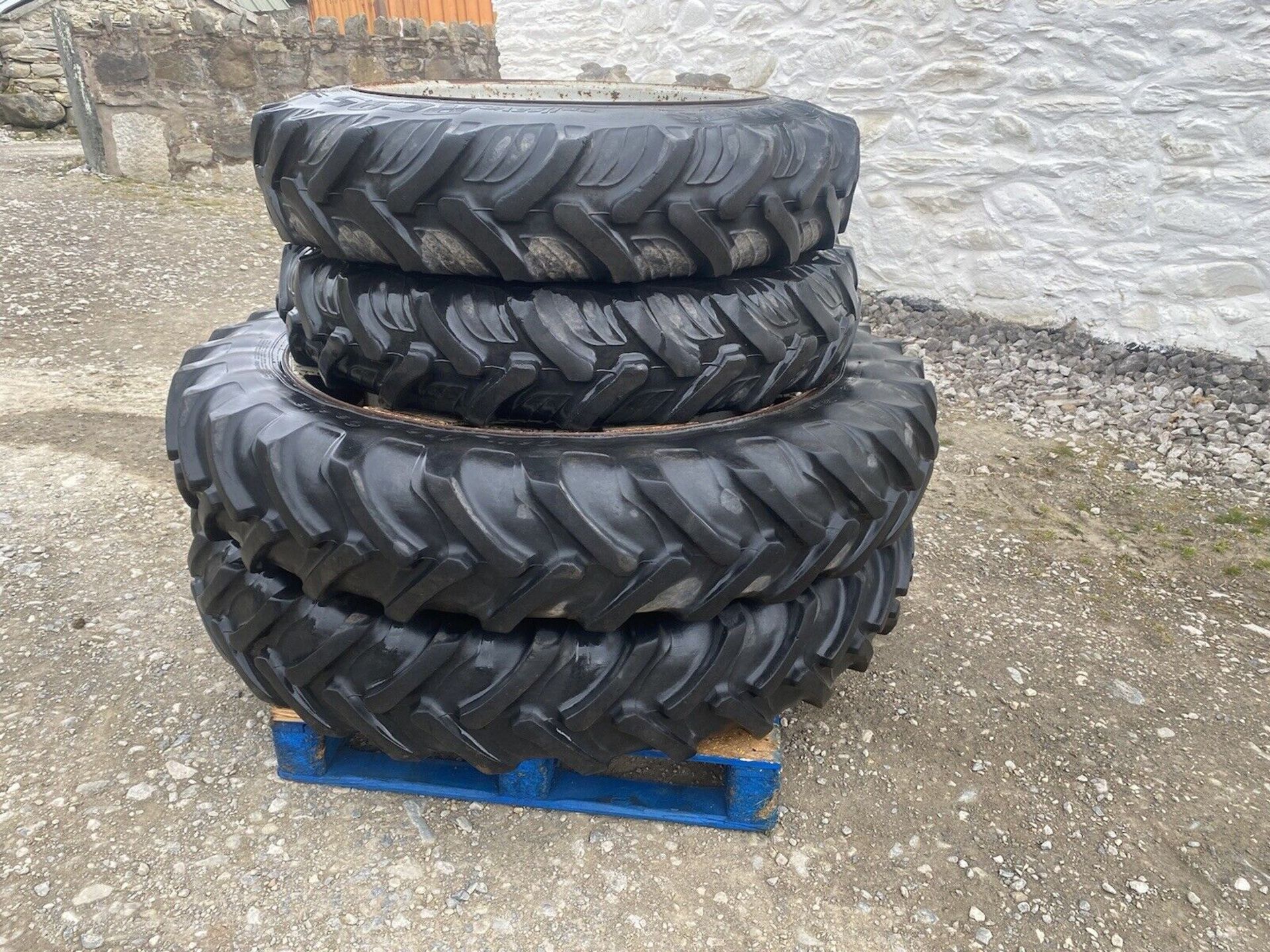 ROW CROP WHEELS AND TYRE'S **FRONT 11.2 R 32 X 2 REAR 12.4 R 46 X 2**