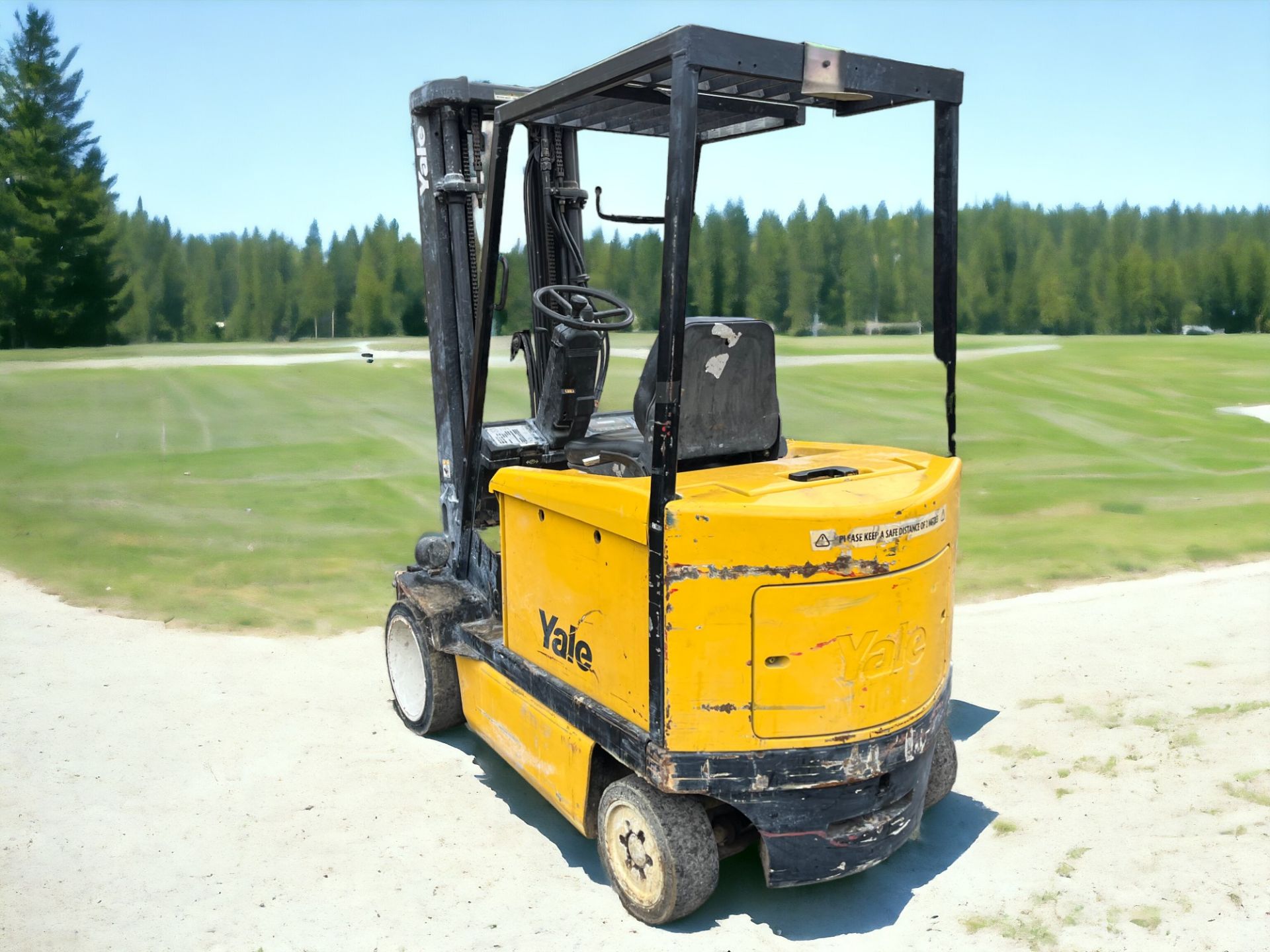 YALE ELECTRIC 4-WHEEL FORKLIFT - ERC AGF 25 (2001) **(INCLUDES CHARGER)** - Image 6 of 6