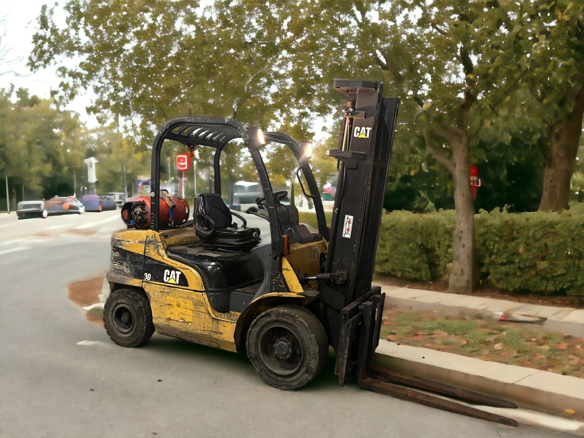 CAT LIFT TRUCKS LPG FORKLIFT - MODEL GP30N (2007) - Image 4 of 10