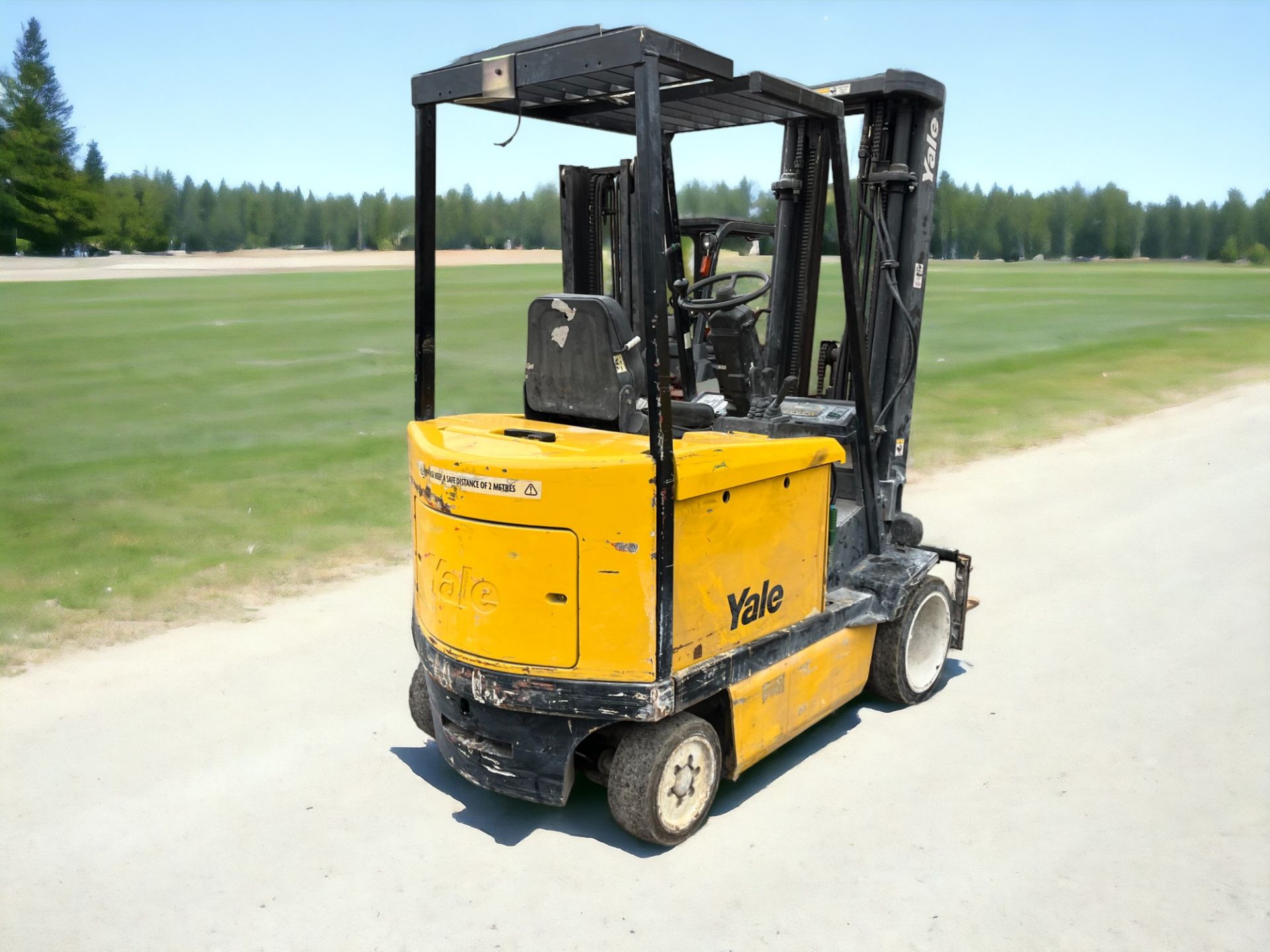YALE ELECTRIC 4-WHEEL FORKLIFT - ERC AGF 25 (2001) **(INCLUDES CHARGER)** - Image 5 of 6