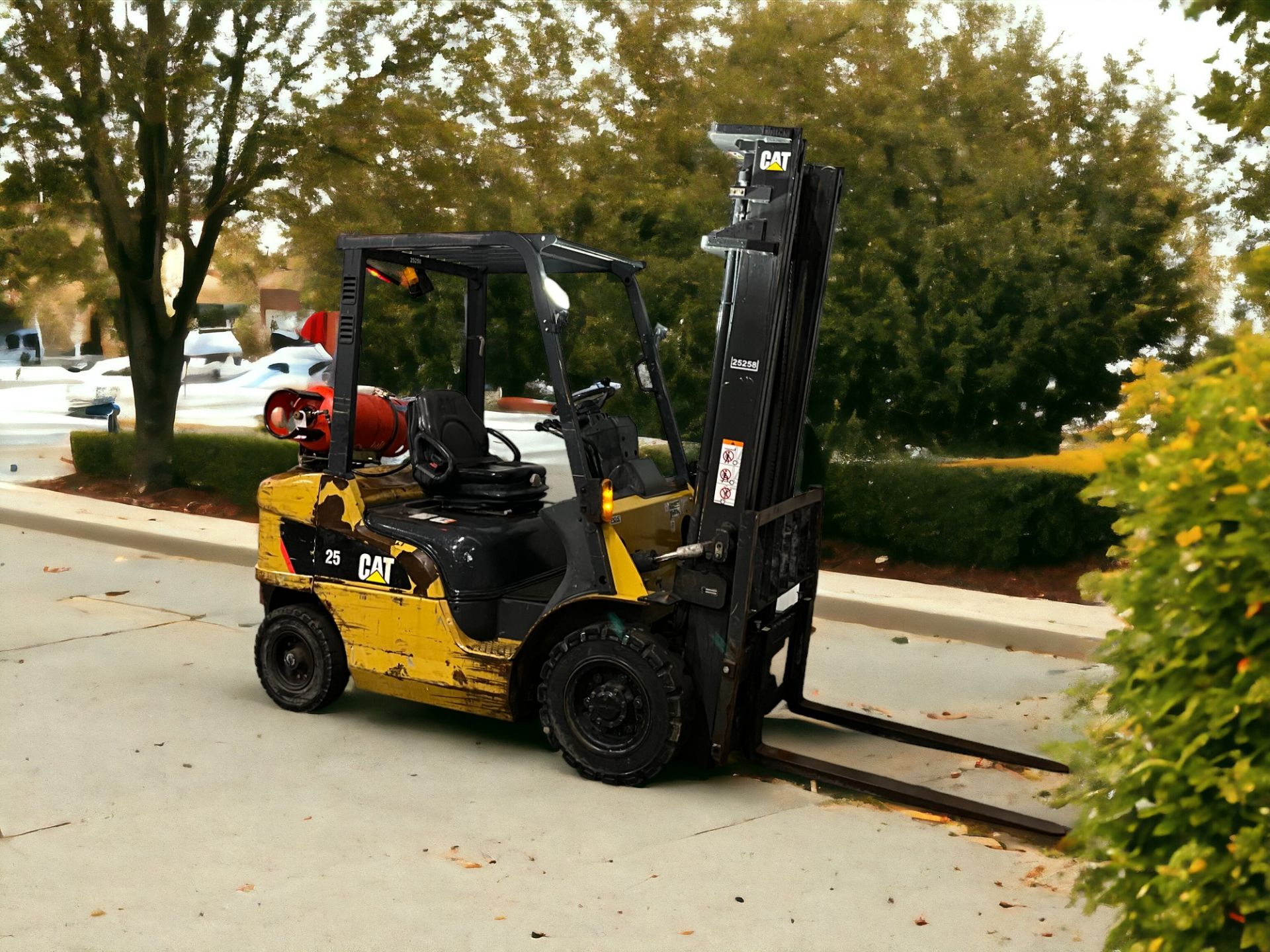 CAT LIFT TRUCKS LPG FORKLIFT - MODEL GP25NT (2014) - Image 5 of 6