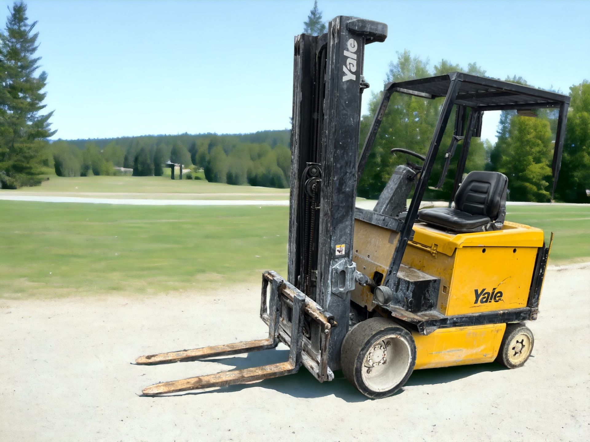 YALE ELECTRIC 4-WHEEL FORKLIFT - ERC AGF 25 (2001) **(INCLUDES CHARGER)** - Image 2 of 6