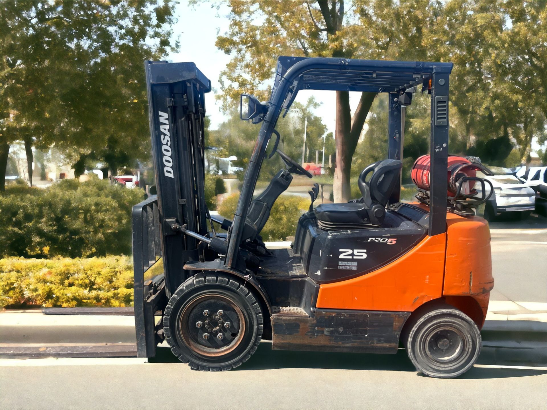 DOOSAN LPG FORKLIFT - MODEL G25P-5 (2008)