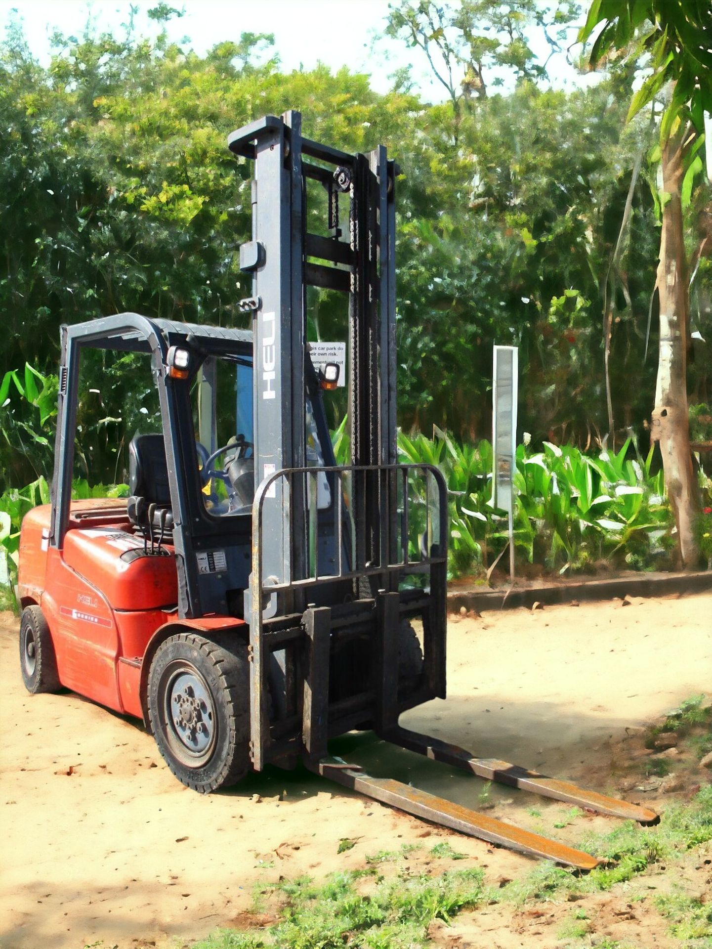 ENHANCE EFFICIENCY WITH THE HELI FD30G FORKLIFT - Image 8 of 11