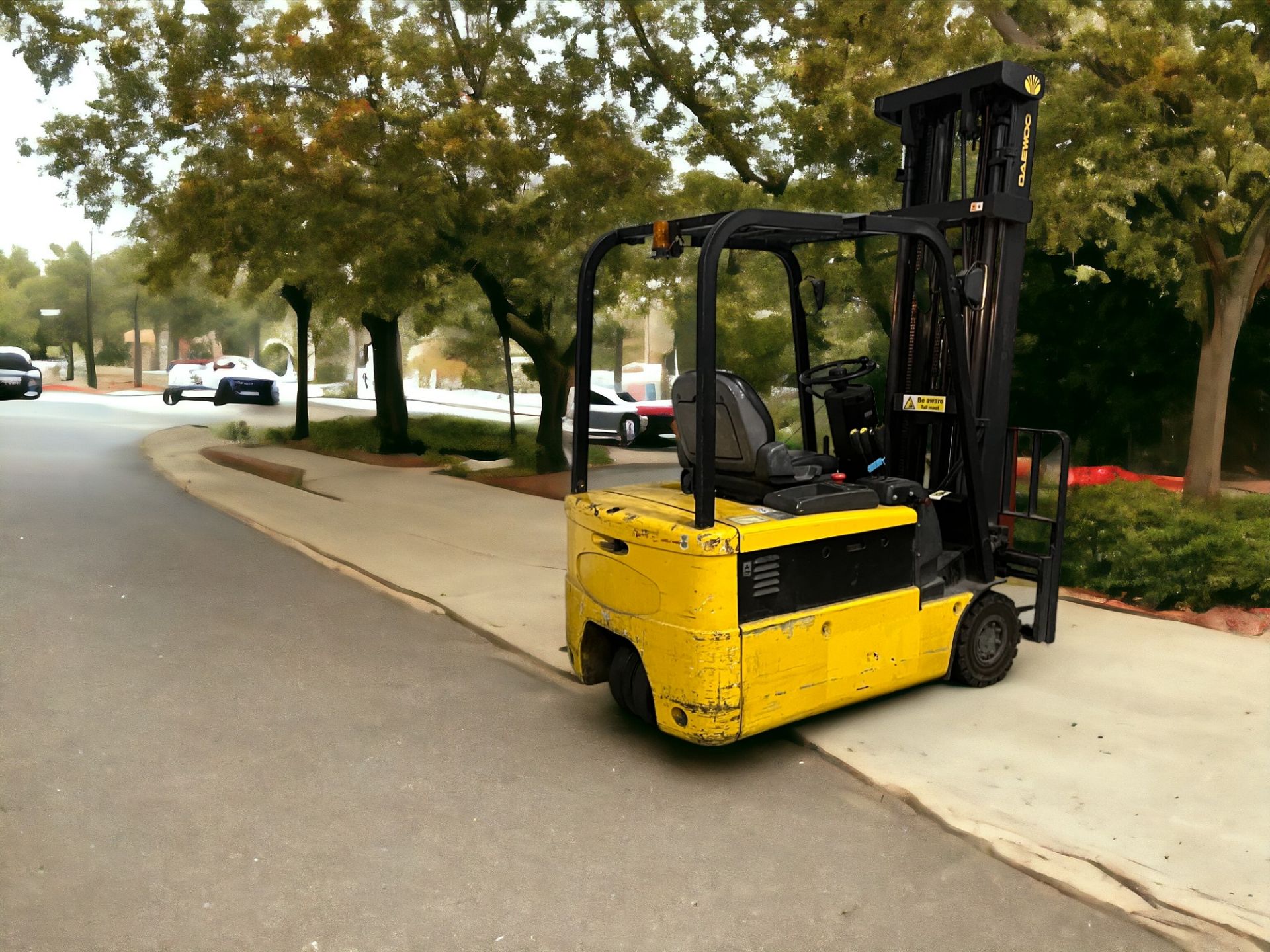 DAEWOO ELECTRIC 3-WHEEL FORKLIFT - MODEL B18T-2 (2002) **(INCLUDES CHARGER)** - Image 6 of 6
