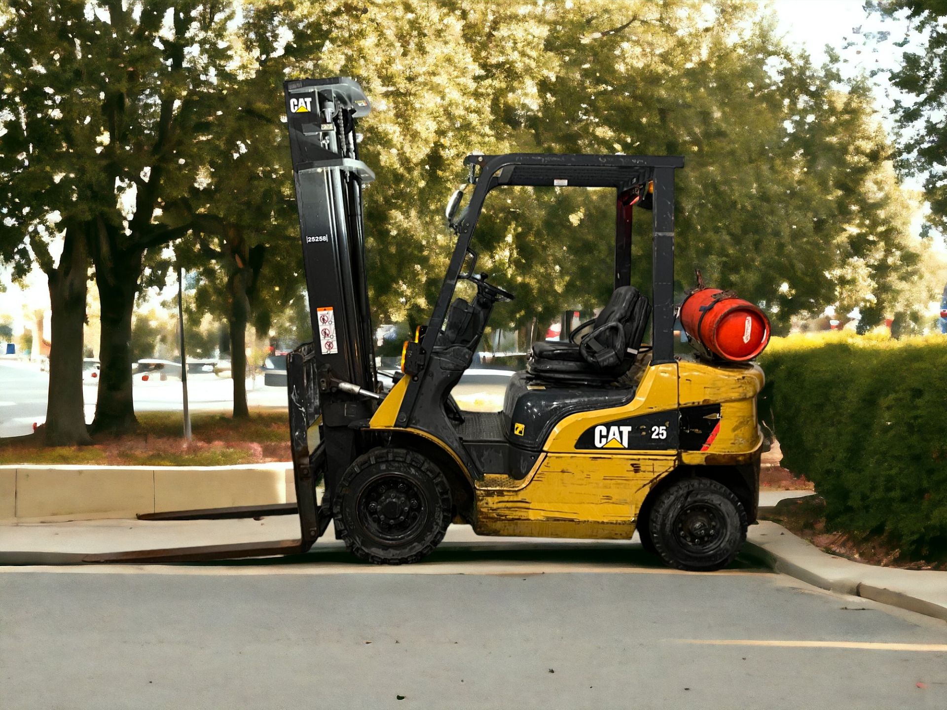 CAT LIFT TRUCKS LPG FORKLIFT - MODEL GP25NT (2014)