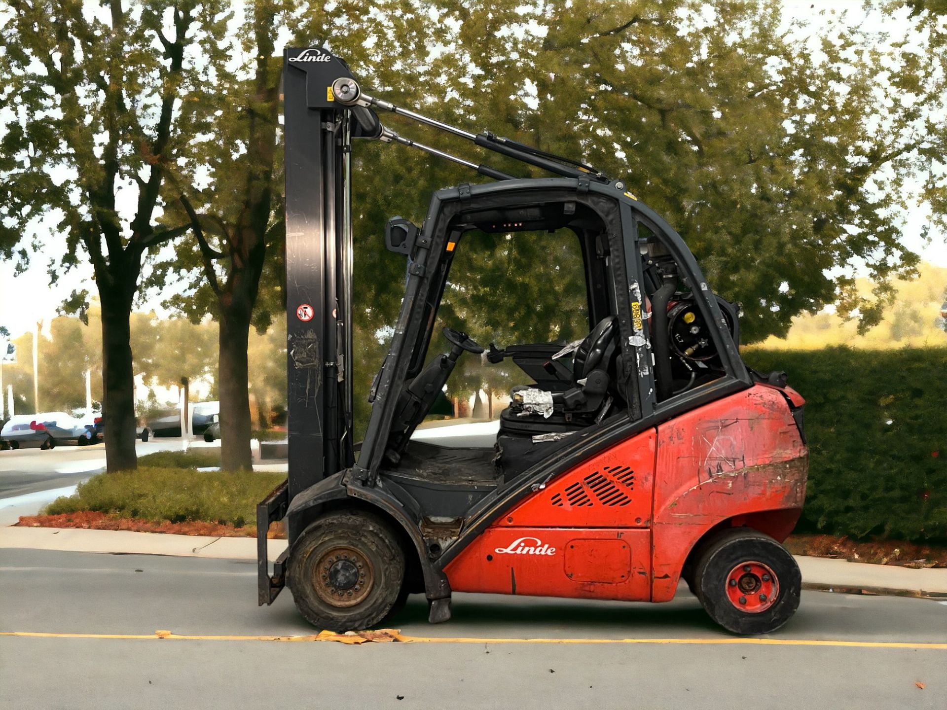 LINDE LPG FORKLIFT - MODEL H30T (2008)