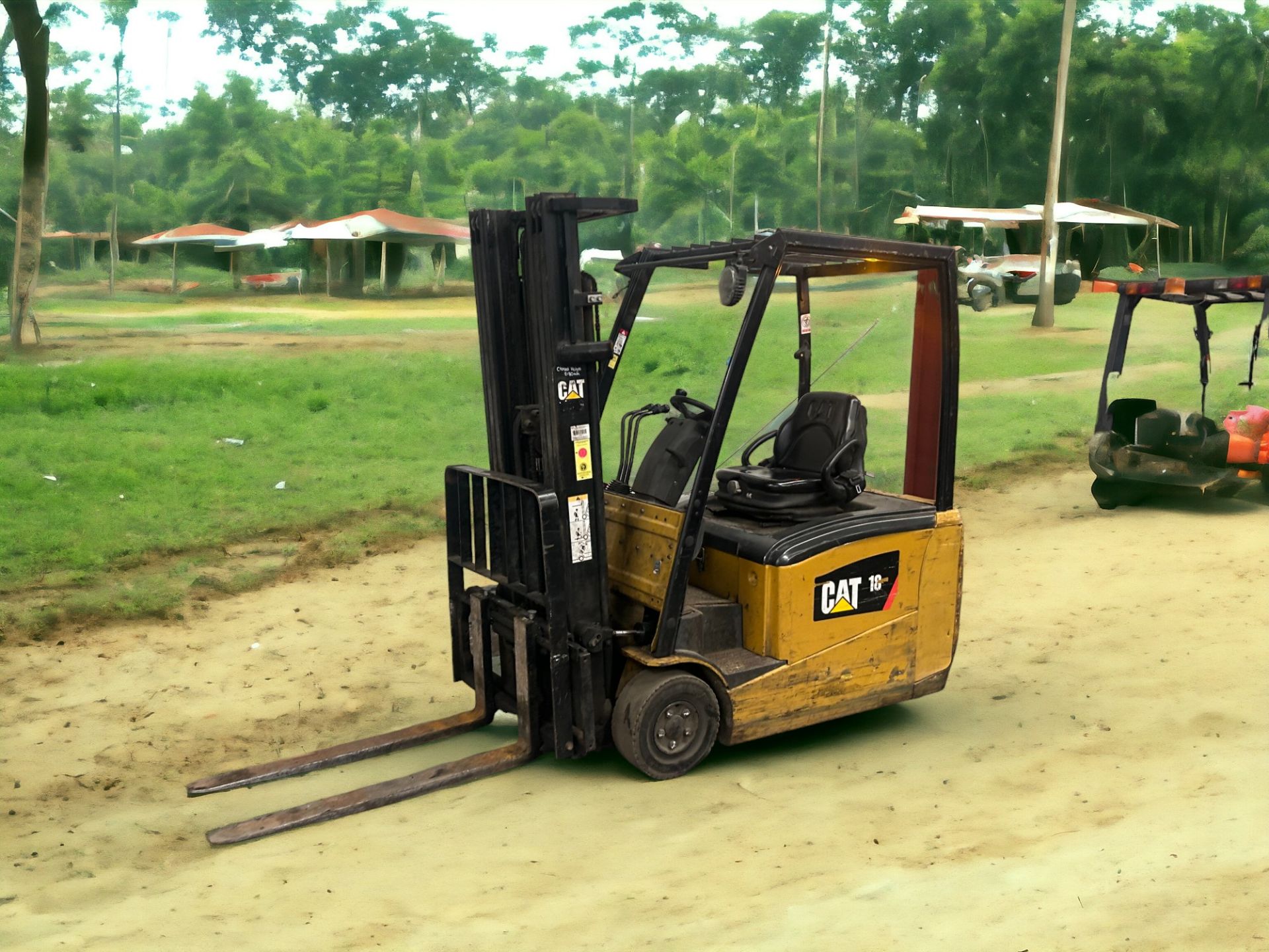 CAT ELECTRIC 3-WHEEL FORKLIFT **(INCLUDES CHARGER)** - Image 3 of 6