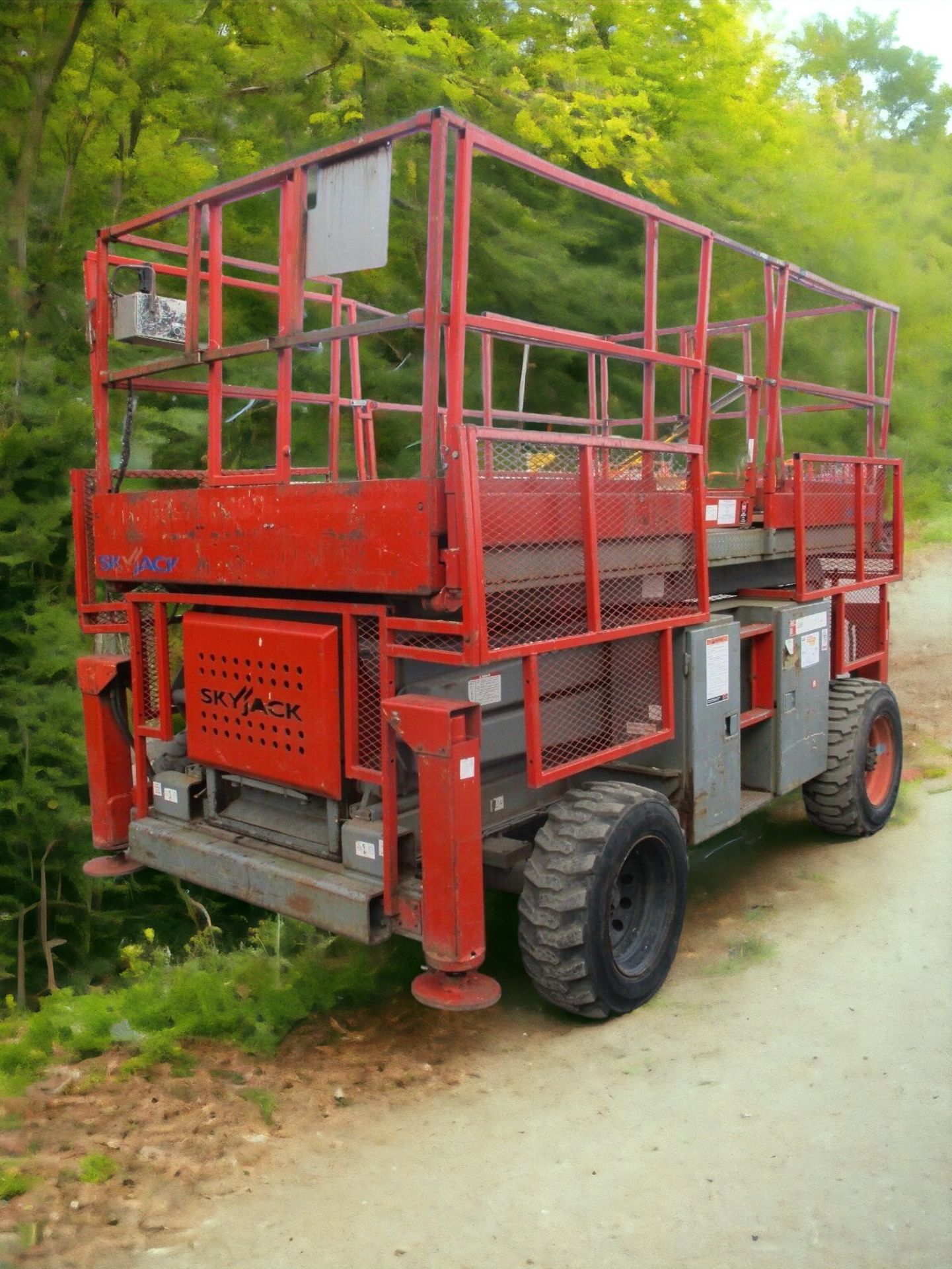 SKYJACK SJ8831 SCISSOR LIFT WITH LEVELLING JACK LEGS - Image 9 of 12